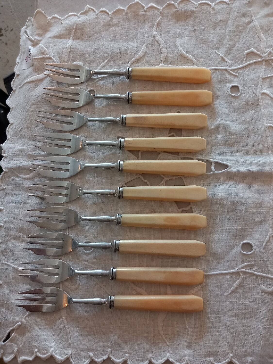 10 dessert forks .old