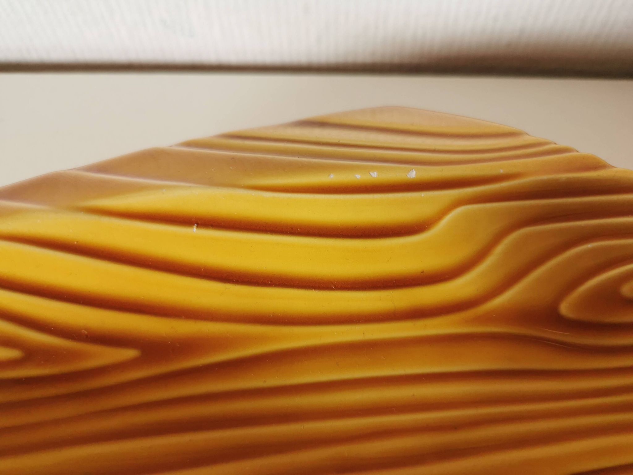 Vide poche en barbotine jaune effet bois Vallauris