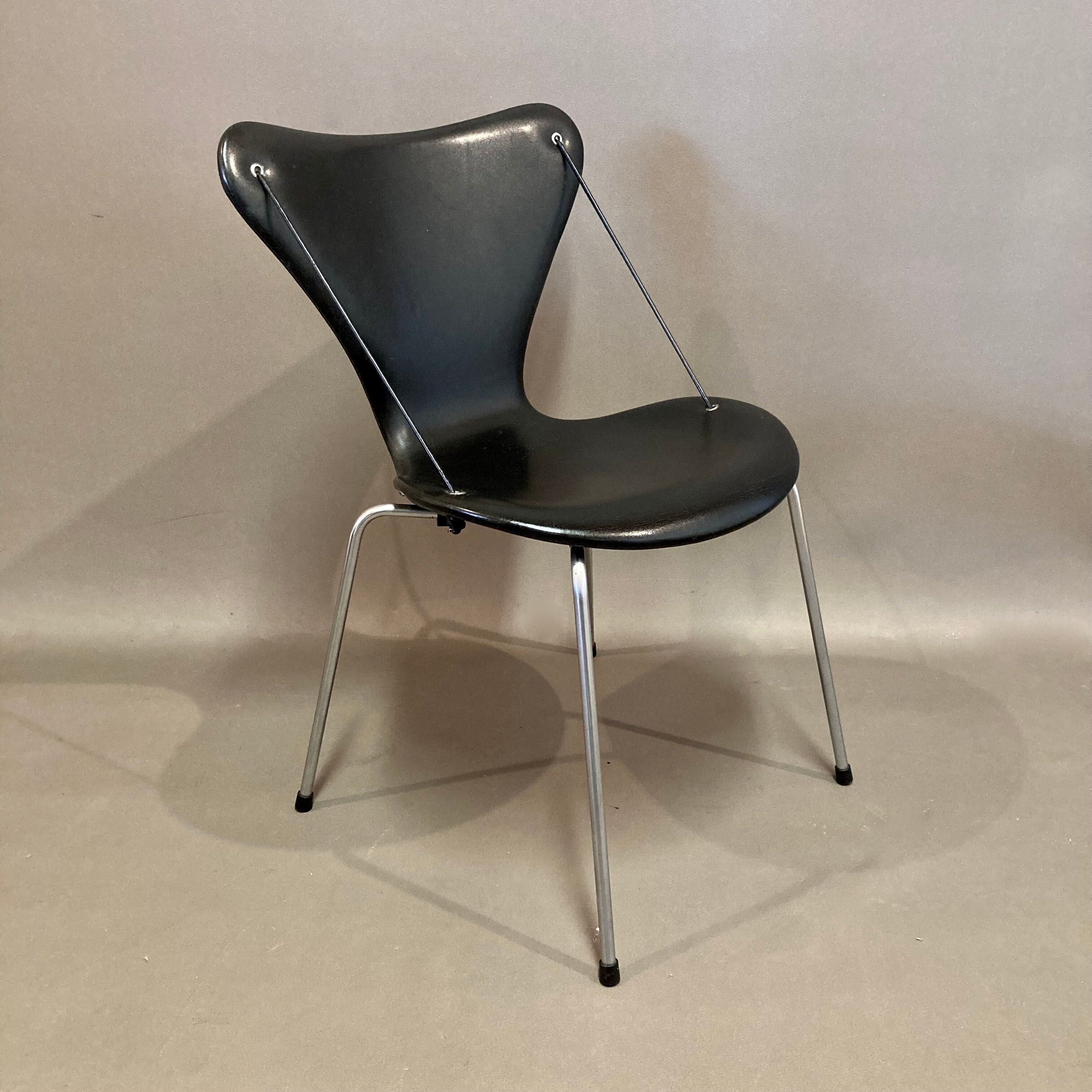 Set of 4 Arne Jacobsen chairs.