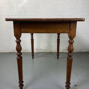 Table en bois avec tiroir