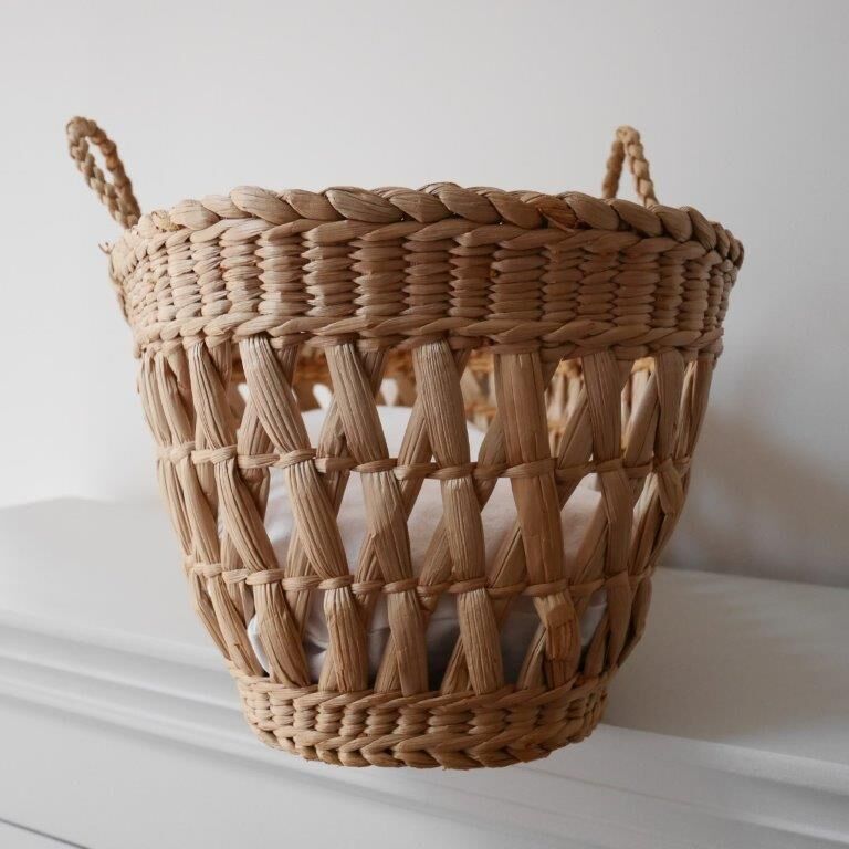 Doll bassinet with its bedding