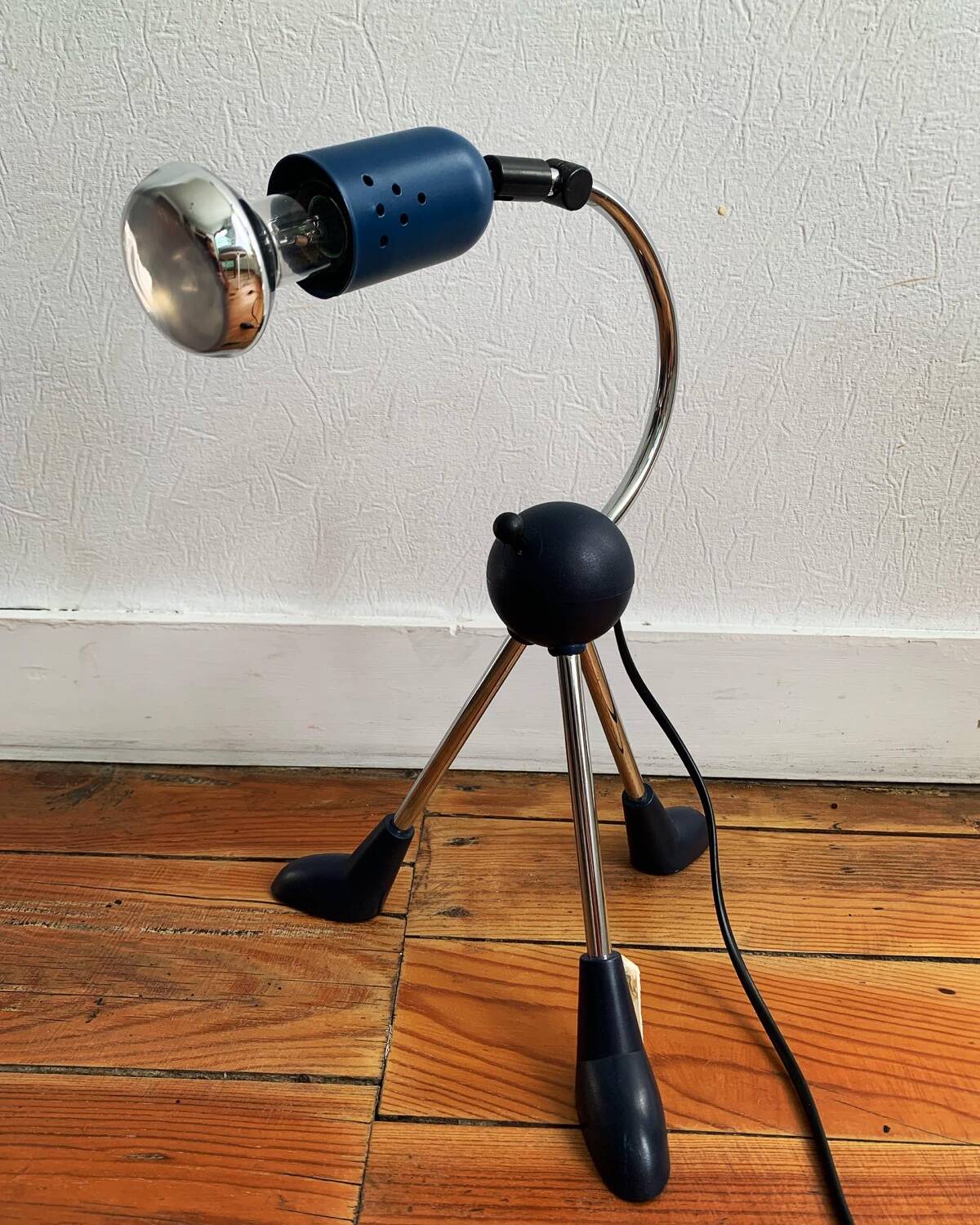 Articulated tripod foot lamp inspired by the Memphis movement