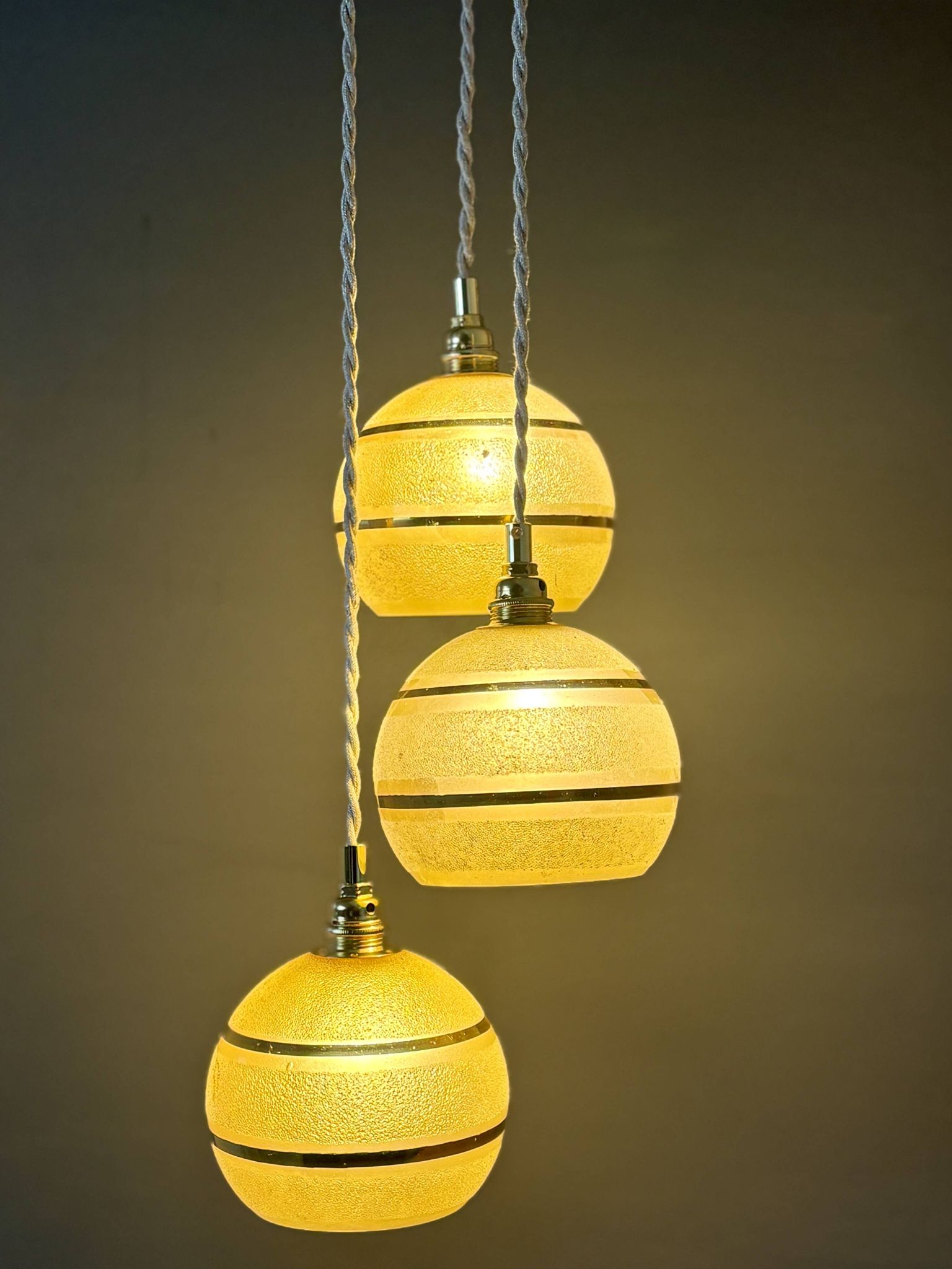 Suspension triple vintage glass globes in frosted yellow and gold.