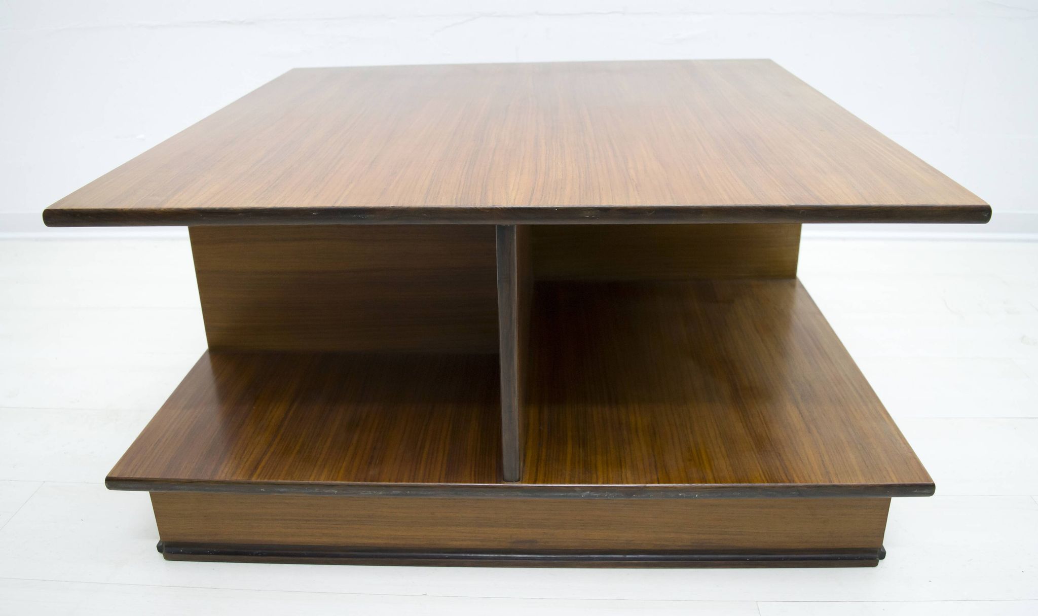 Table basse italienne en noyer de style moderne du milieu du siècle de F.Lli Saporiti, années 1960