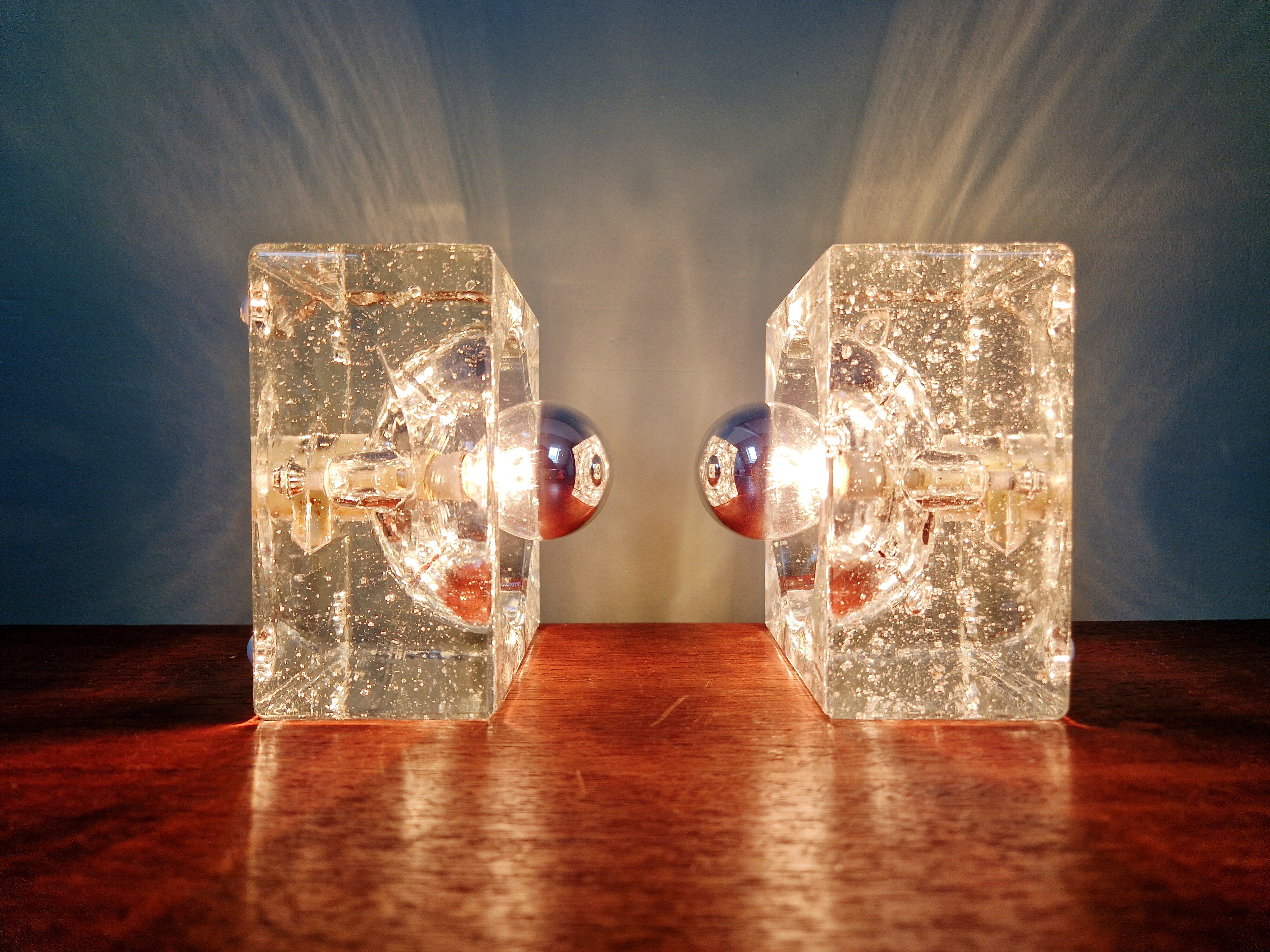 Pair of Ice Cube wall sconces in transparent bubbled glass, 1970s.