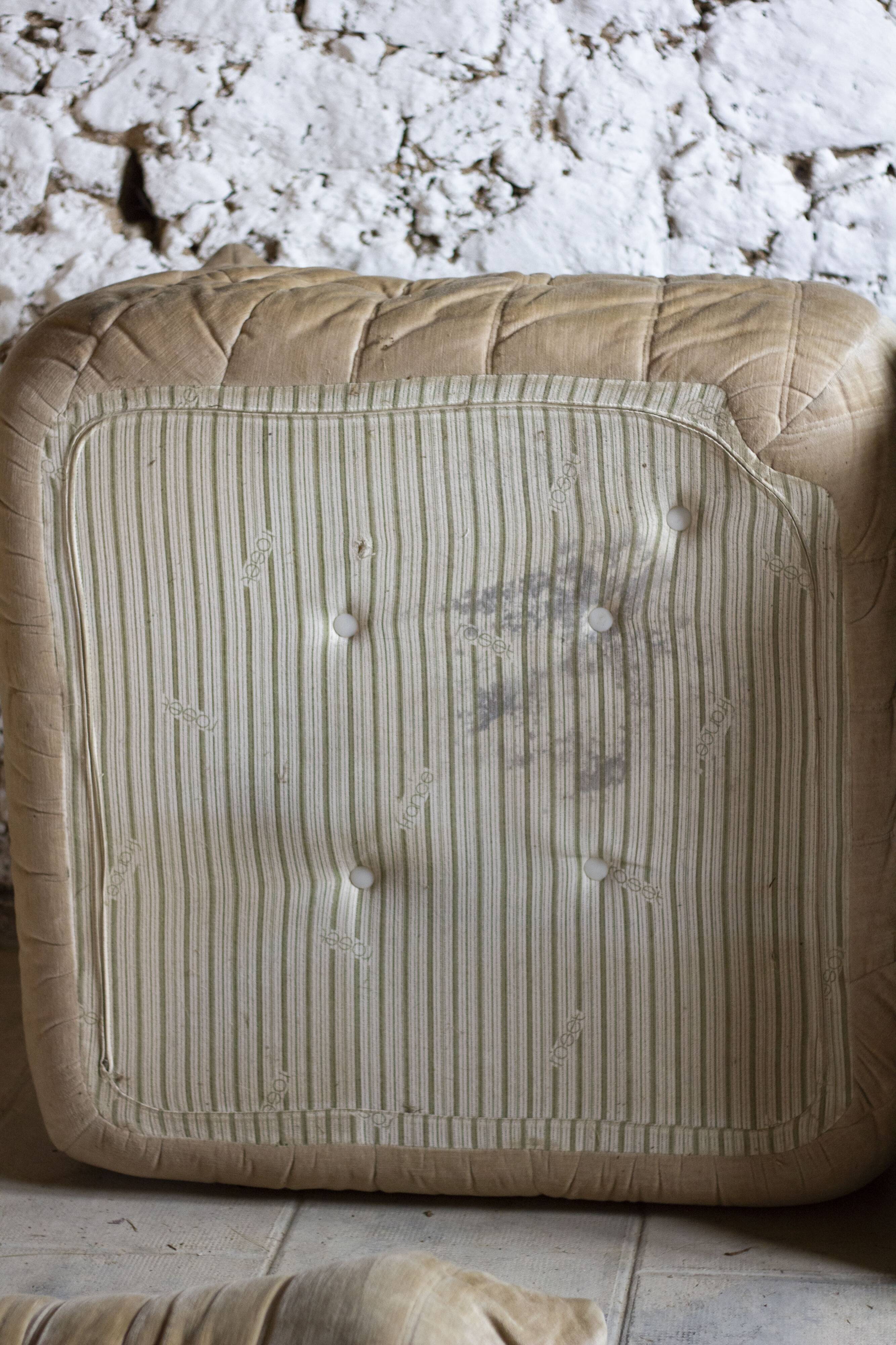 Canapé Togo 4 places en velours beige par Michel Ducaroy, Ligne Roset, 1973