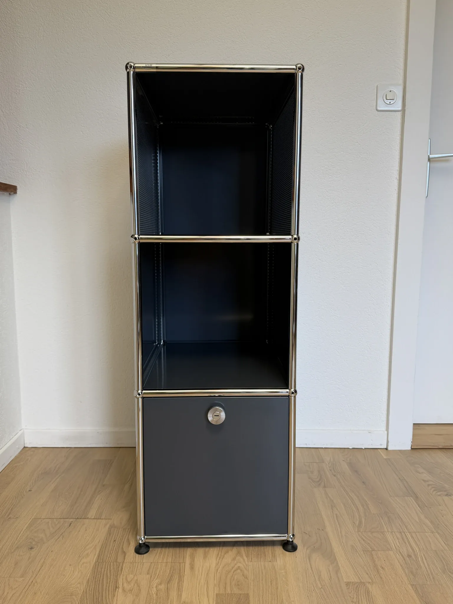 USM Haller Column in Anthracite Grey