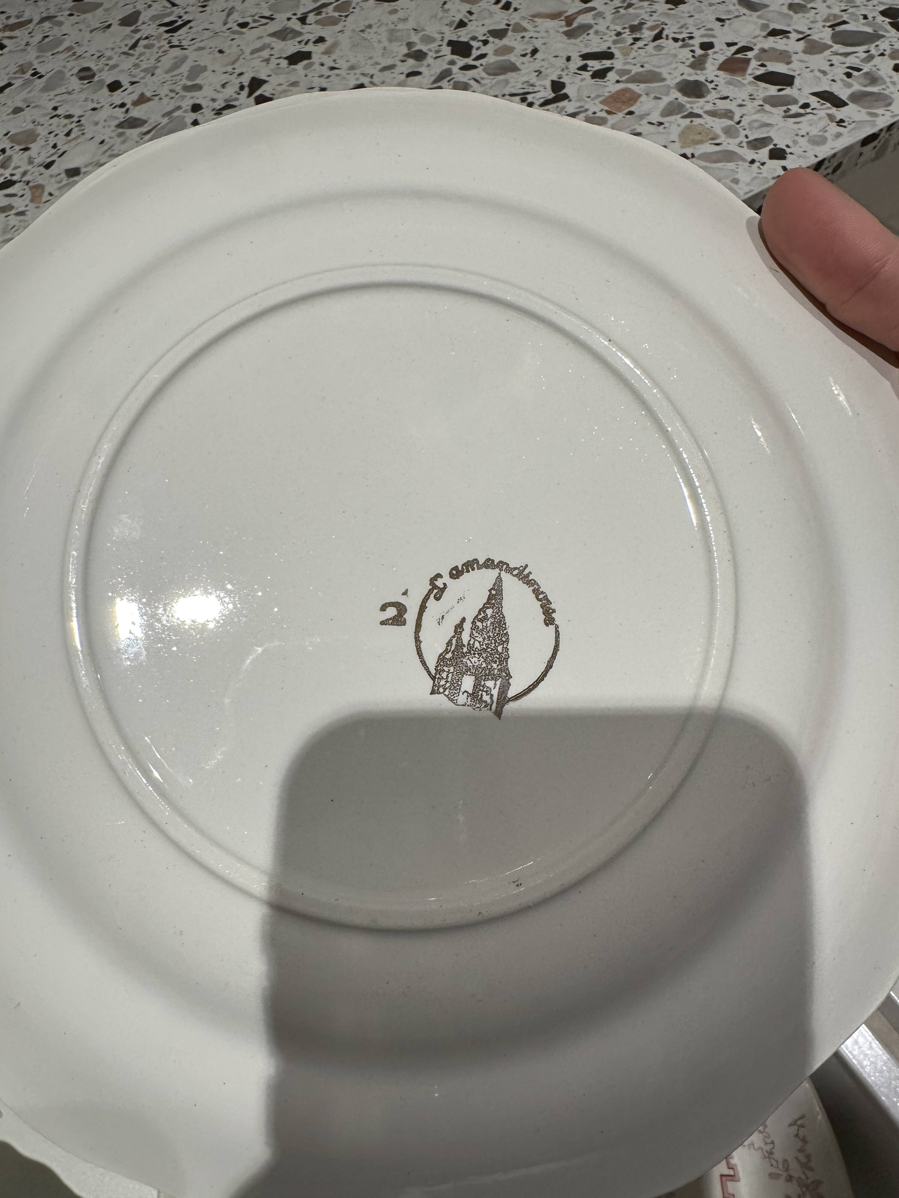 Set of 8 flat plates, 8 deep plates and one L’amandinoise vegetable dish.