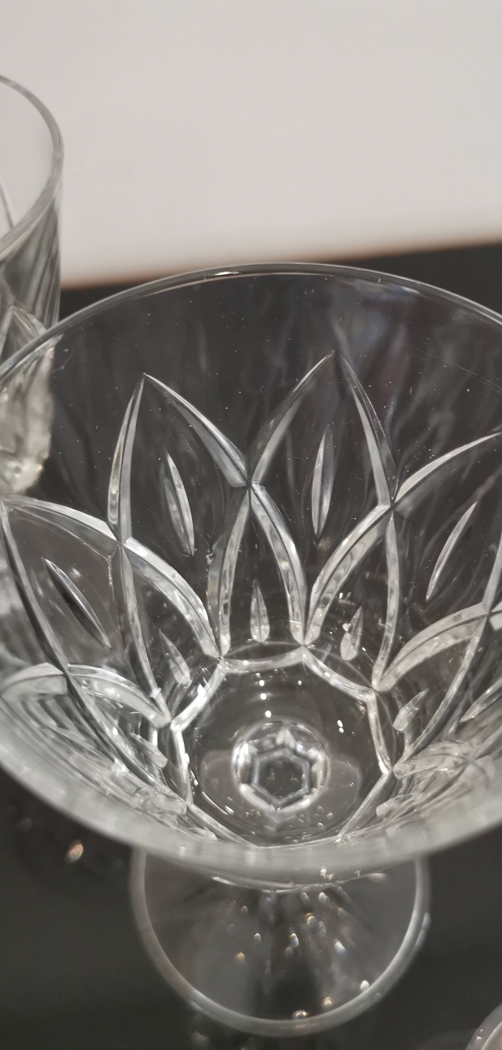 Set de 4 verres à pied à eau en cristal ciselé vintage