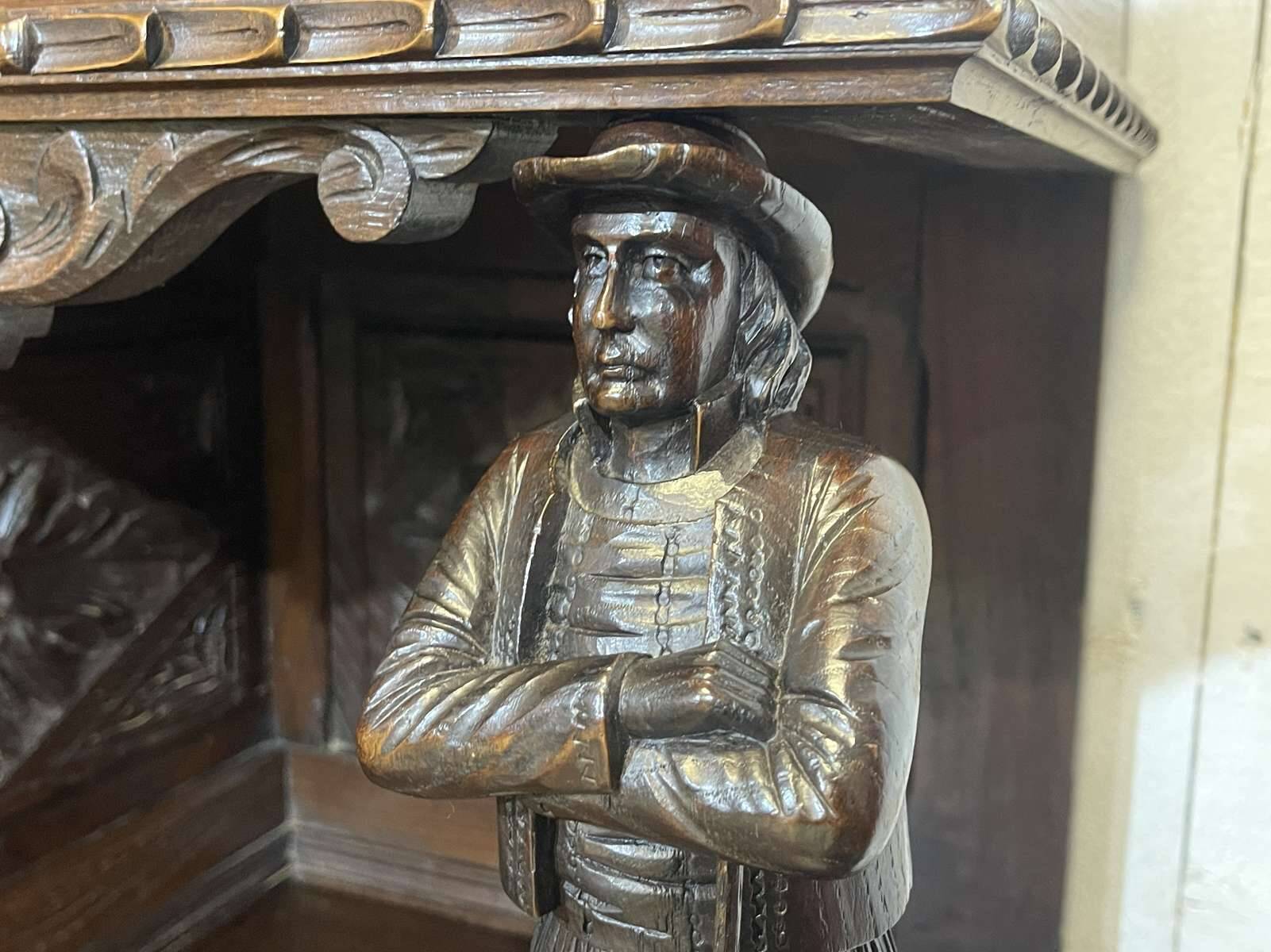 Buffet Breton 2 corps début XXème en châtaignier richement sculpté