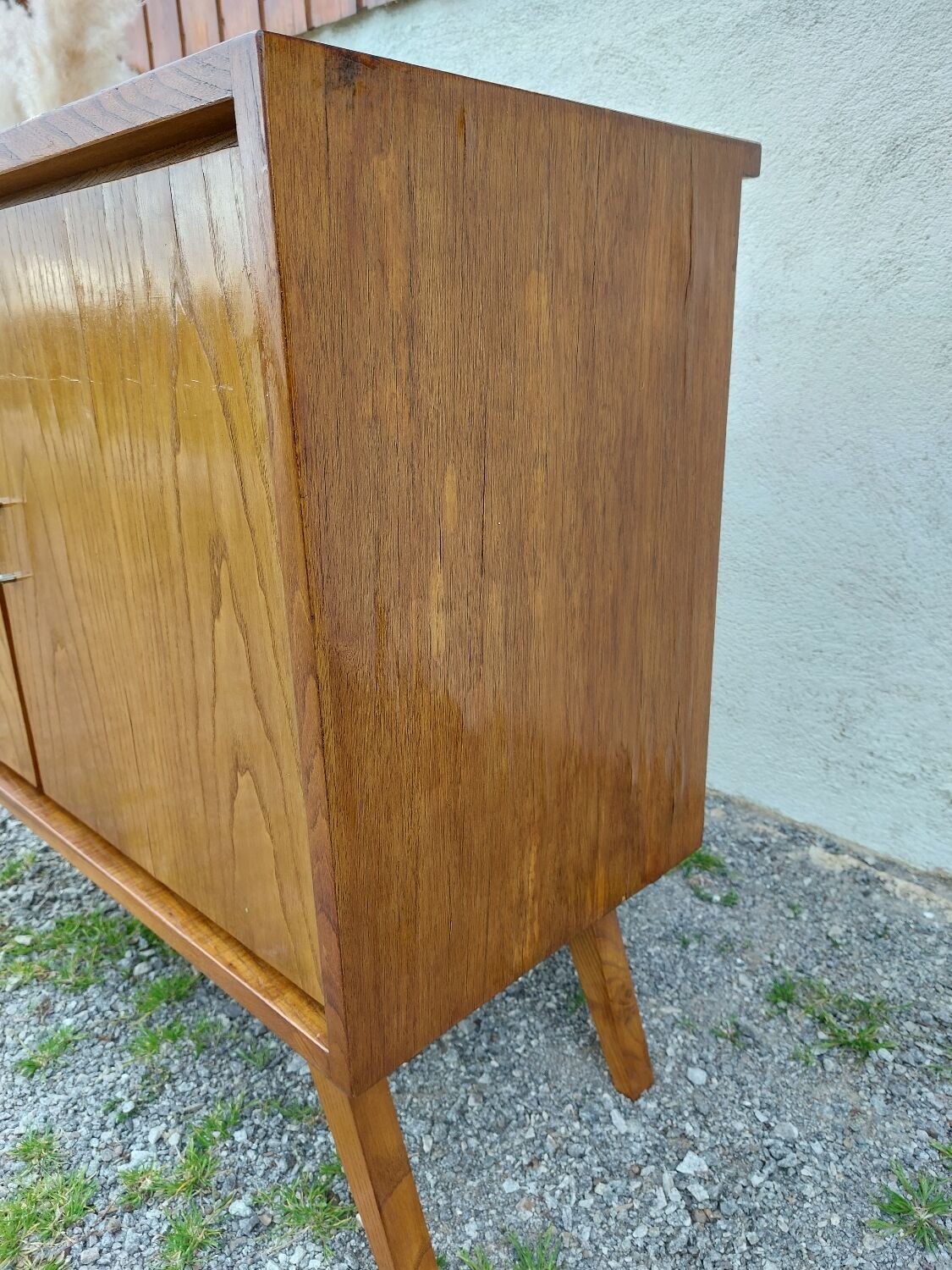 Compass feet sideboard