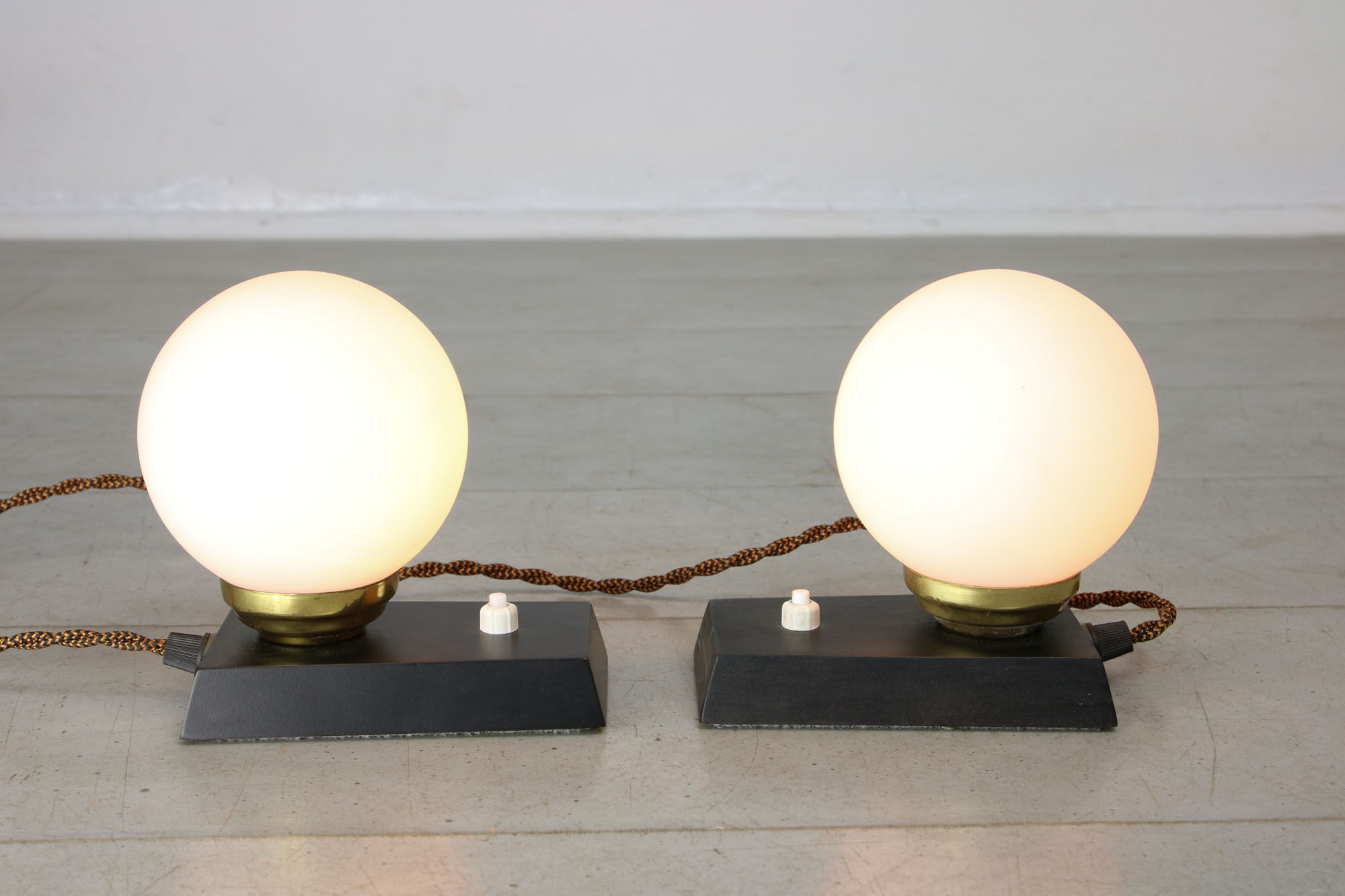 Lampes de chevet mid-century en laiton & opalin