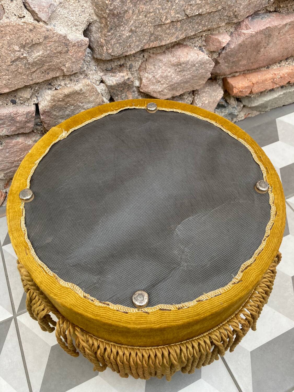 Pouf en velours moutarde, années 60-70