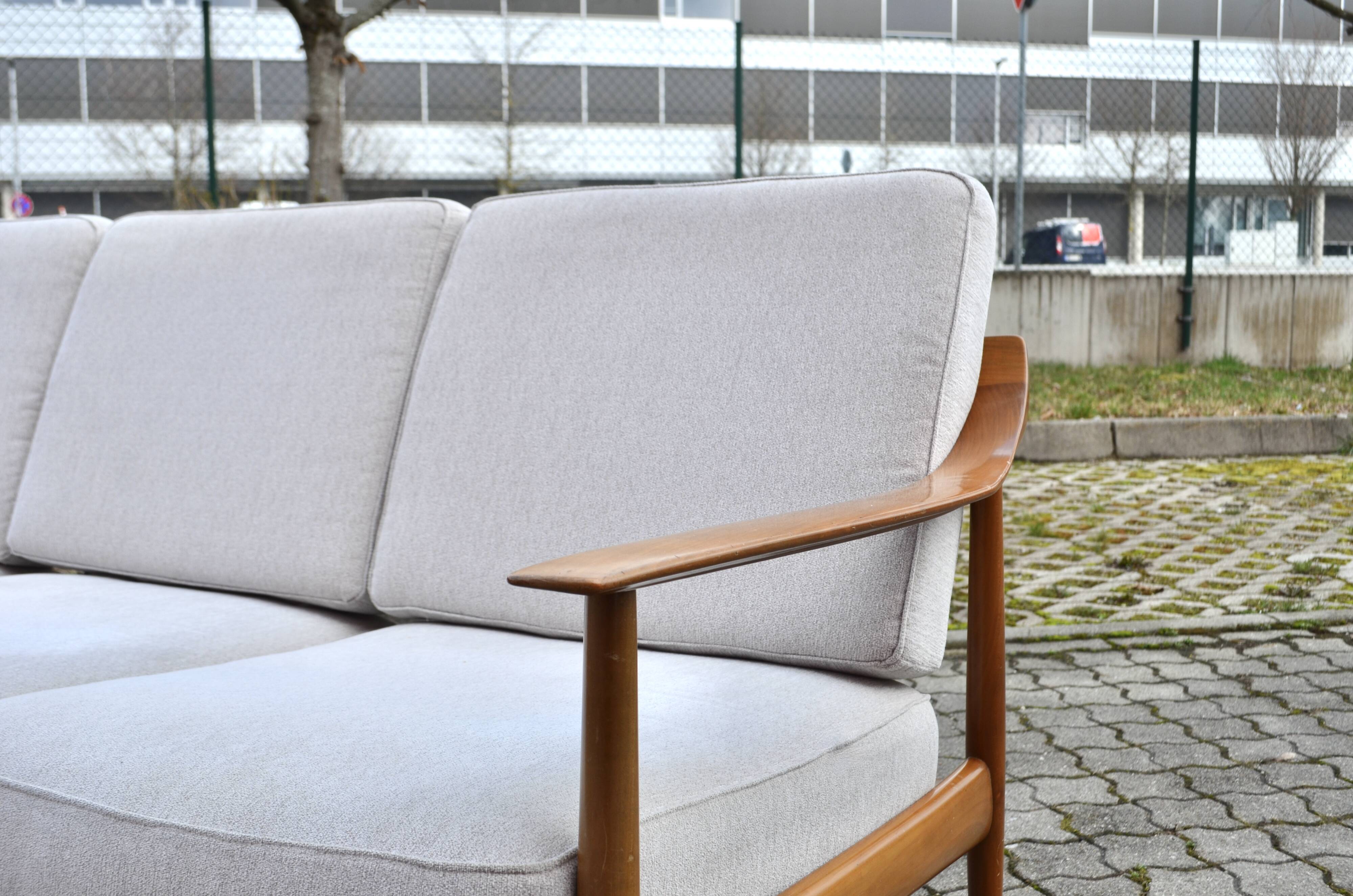 Knoll Antimott Sofa walnut