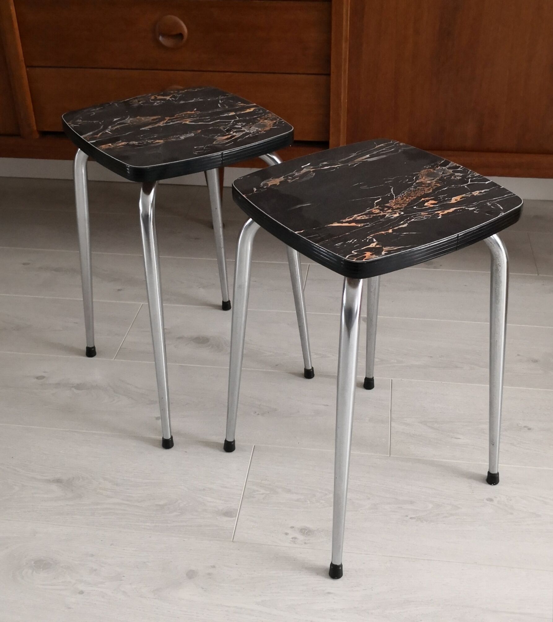 Deux tabourets en formica noir effet marbré