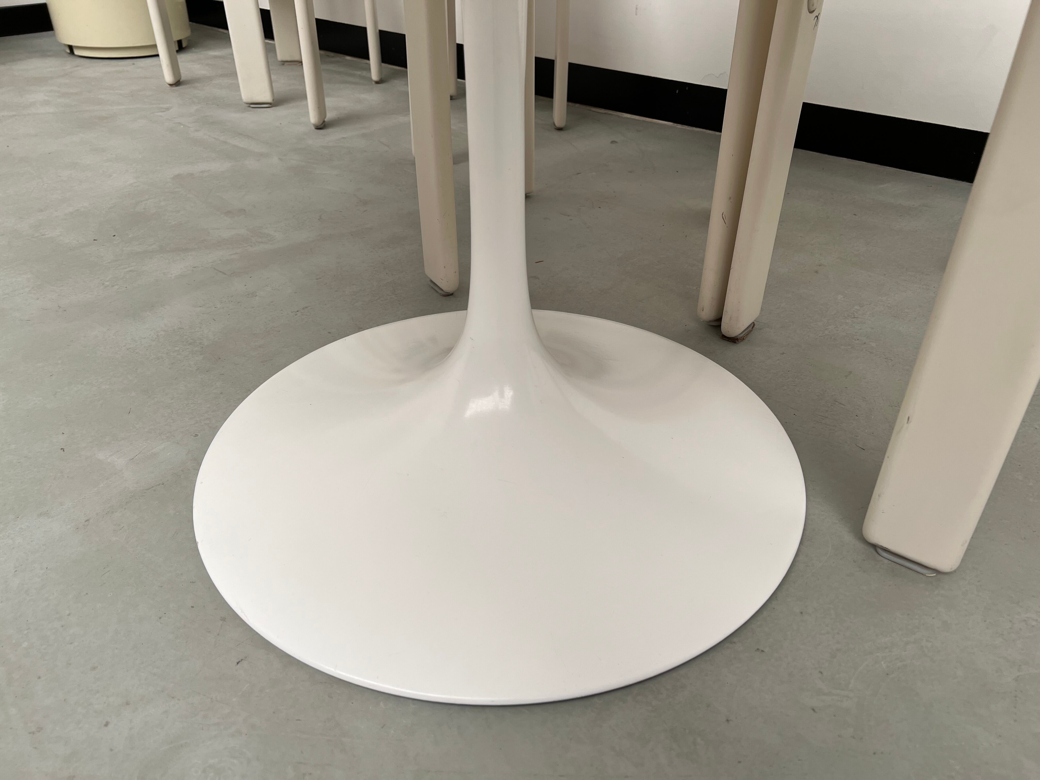 Florence Knoll round table, marble top and tulip base, circa 1960, Eero Saarinen