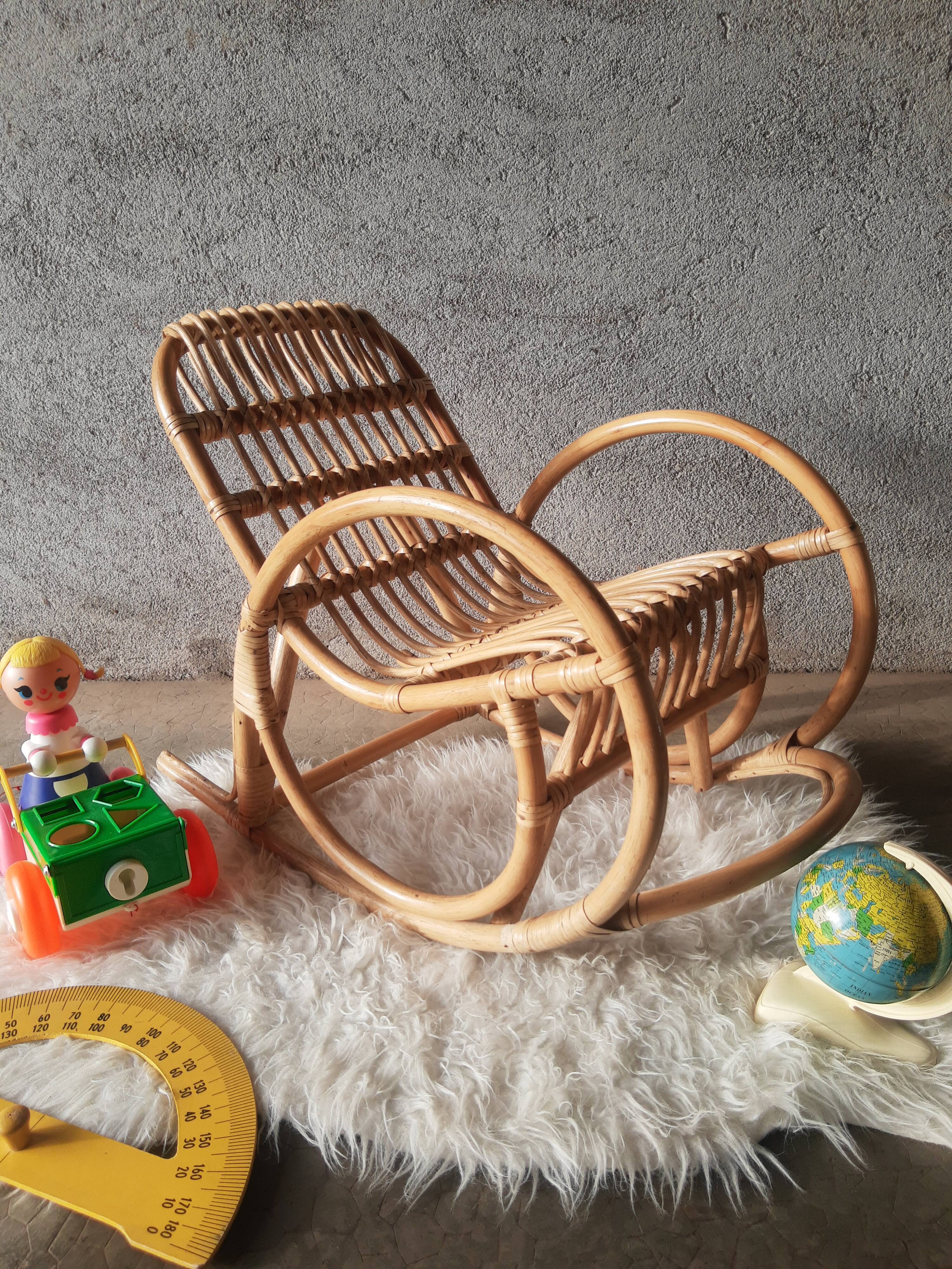 Rocking chair enfant en rotin vintage