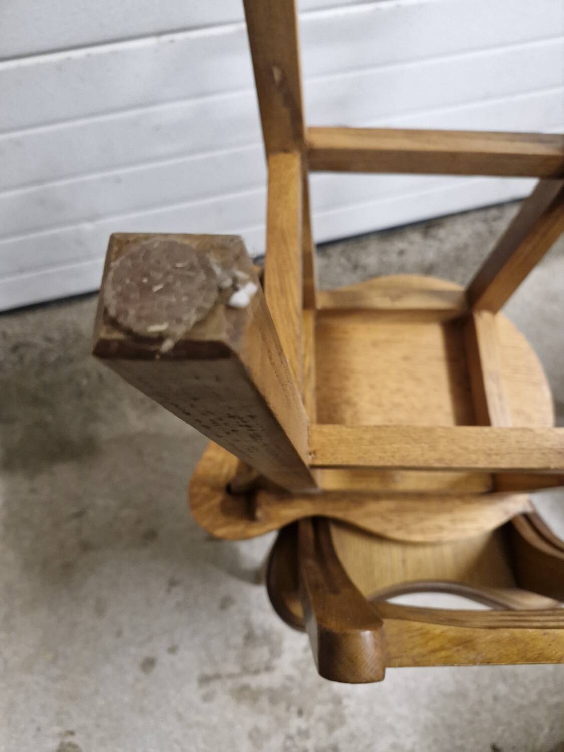 Paire de petites chaises brutalistes