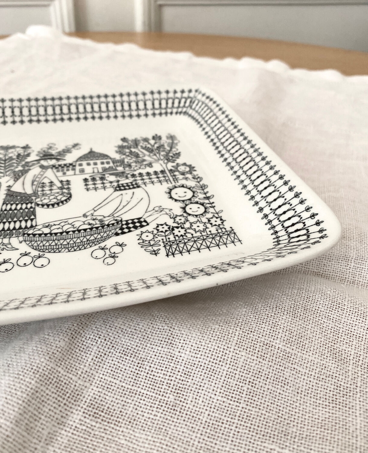 Square plate Arabia Finland Emilia series 1959 designer Raija Uosikkinen