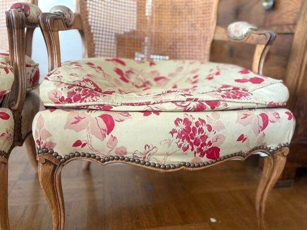 Paire de fauteuils cannés style Louis XV en bois sculpté