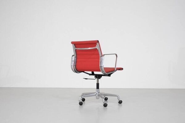 Fauteuil '' EA 117 '' Charles Ray Eames pour ICF, États-Unis 1969.