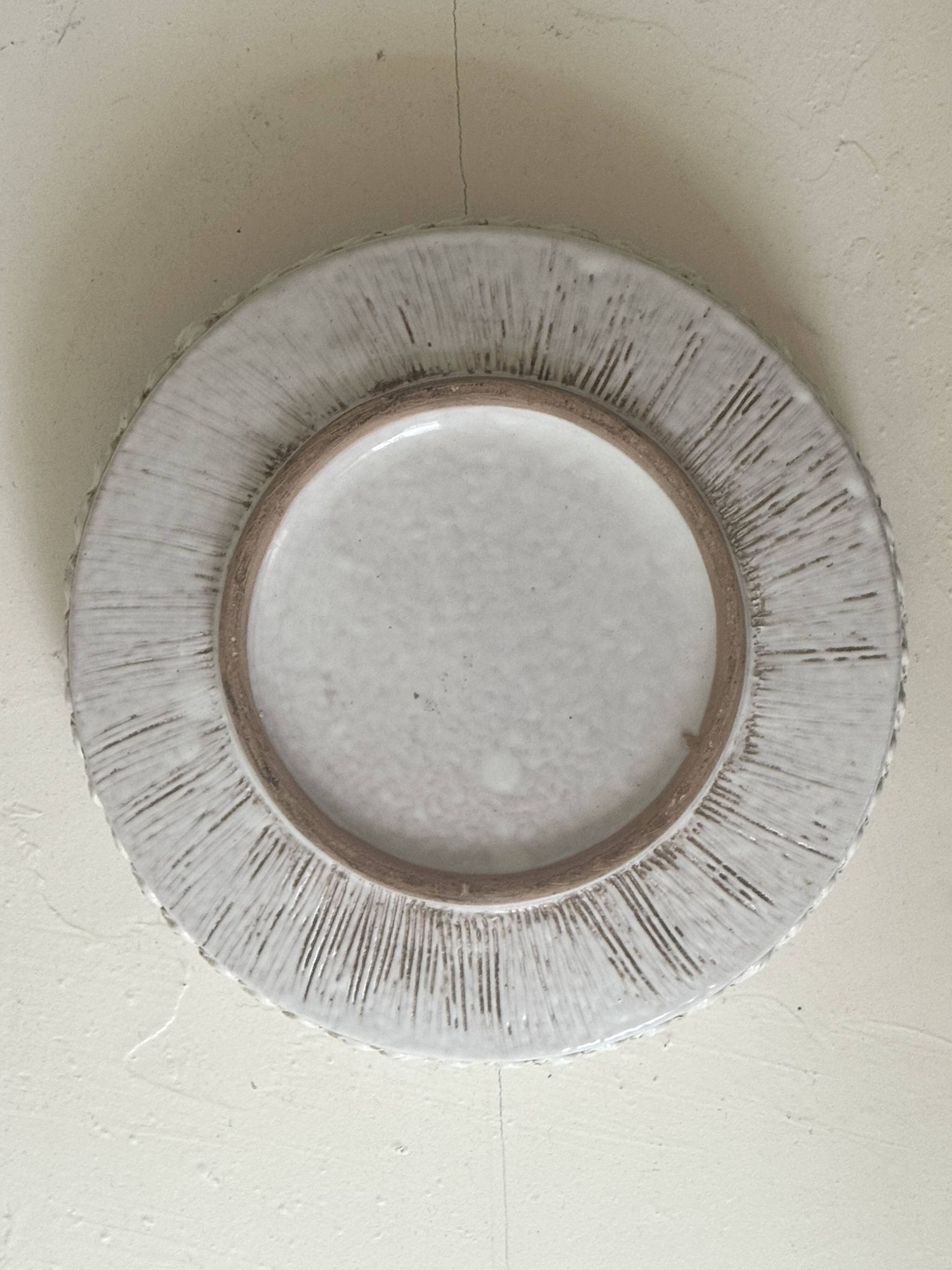 Grand saladier en céramique émaillée blanc à décor incisé