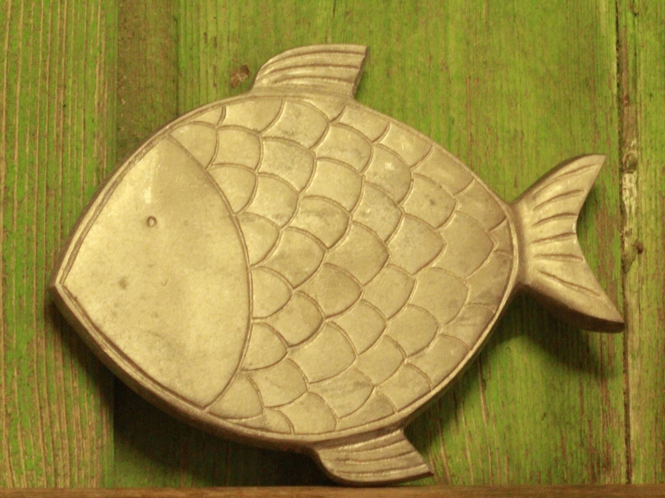 Fish trivet