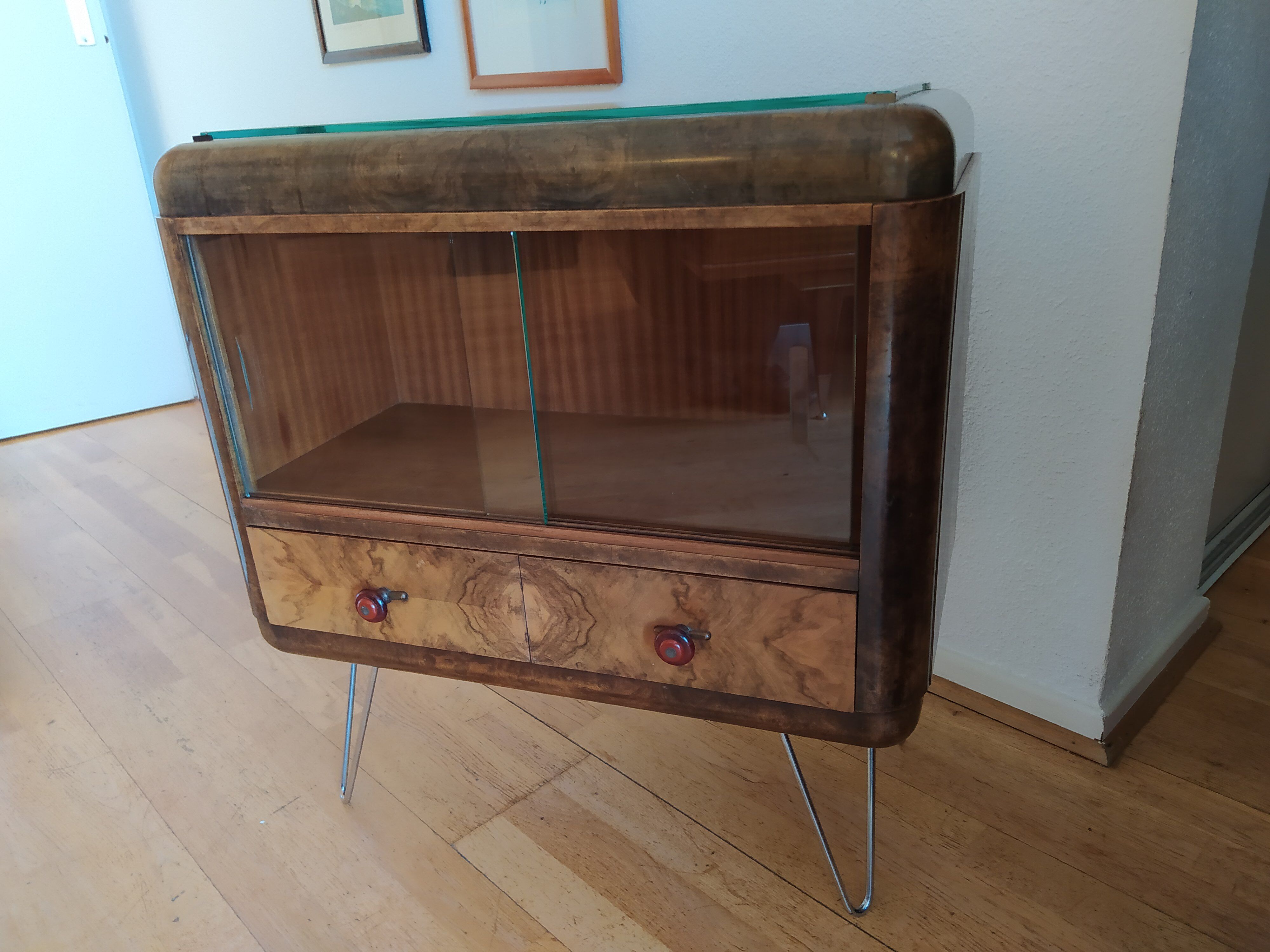 Extra furniture with shop window