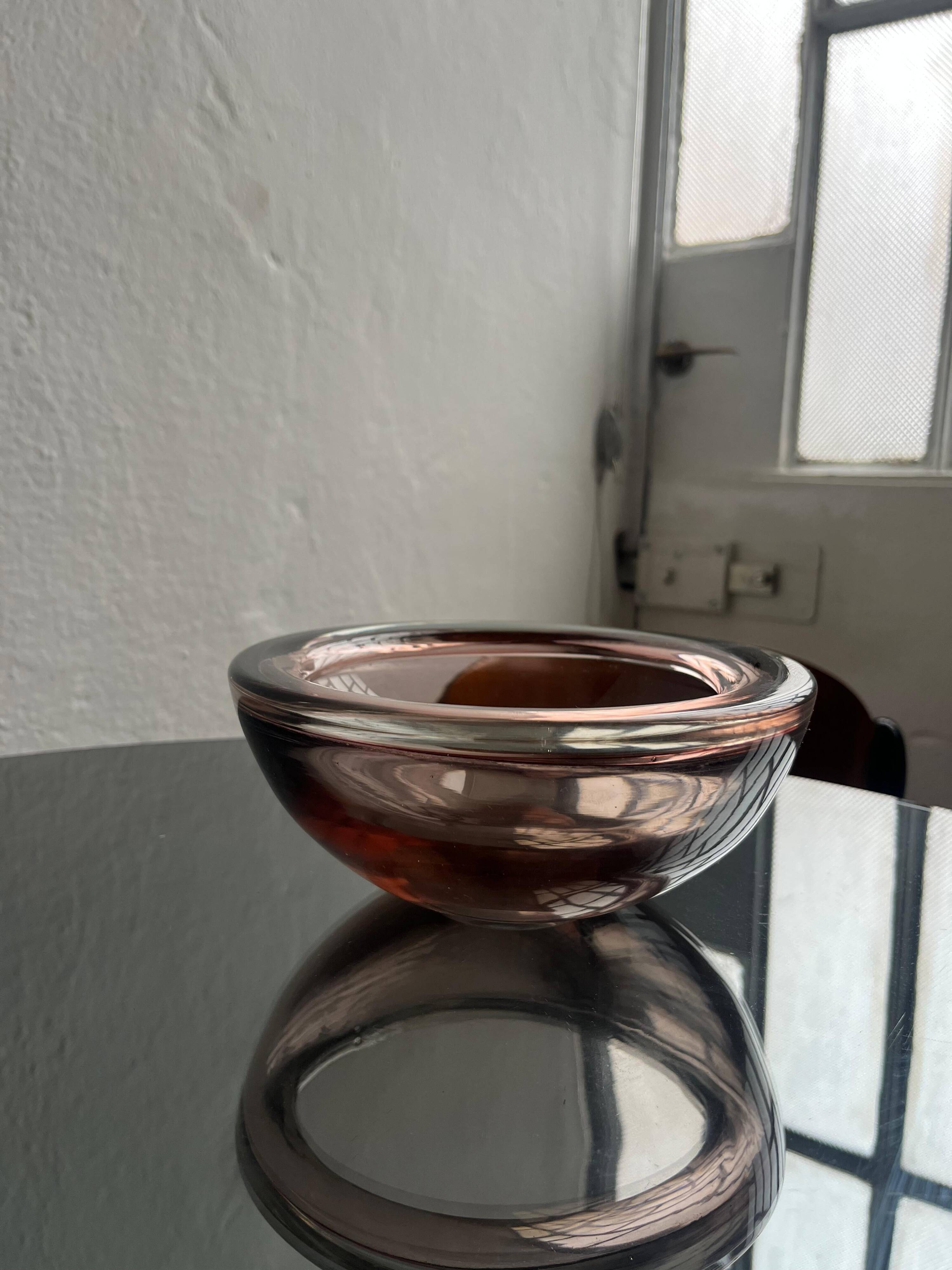 Bol en verre de Murano vintage, accent de table basse, bibliothèque, couleur violet clair.