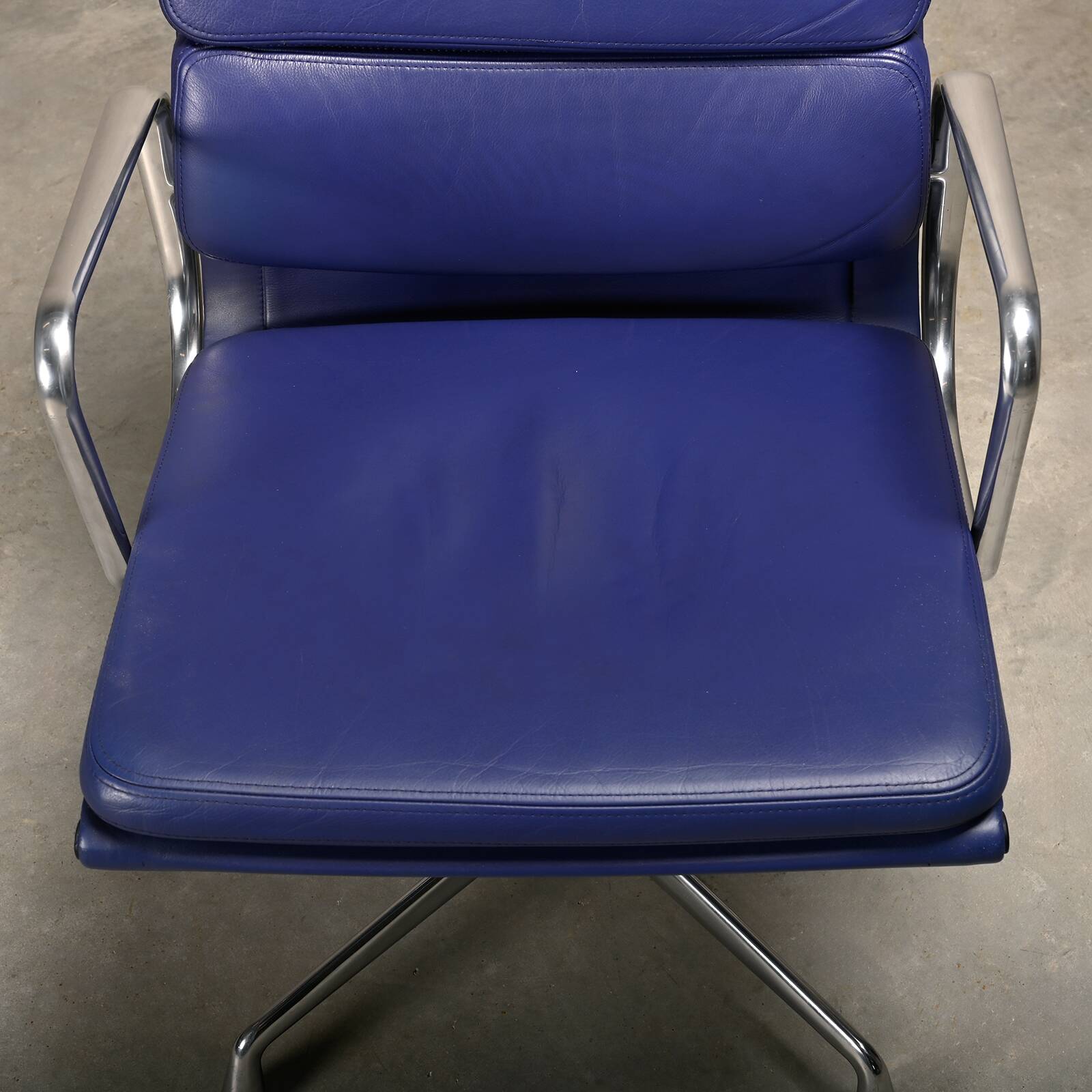 Charles & Ray Eames EA208 Chair in polished aluminum and Indigo blue leather