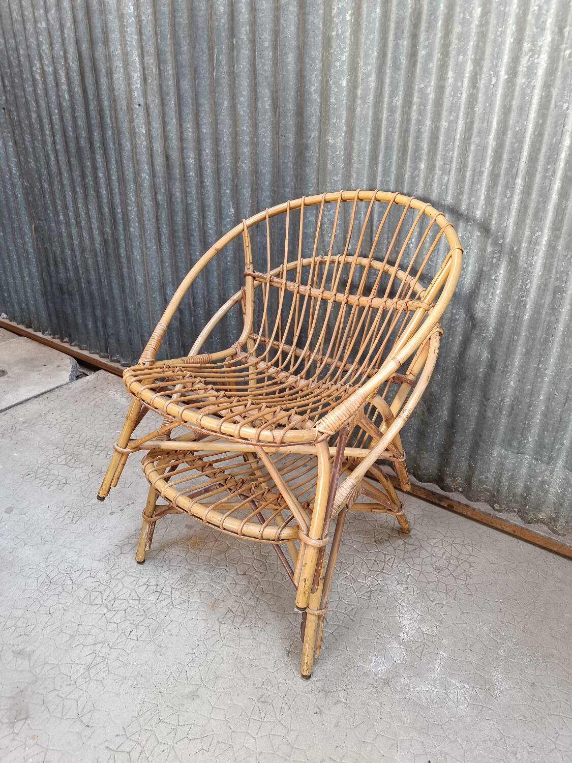 Paire de fauteuils coquille en osier rotin vintage