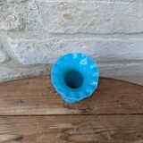 Vase ancien en opaline dentelée bleue à décor de médaillon