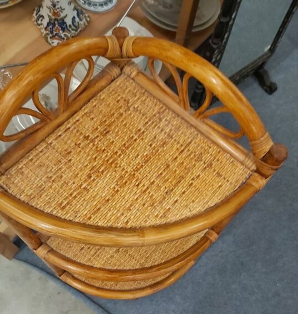 Corner shelf in rattan