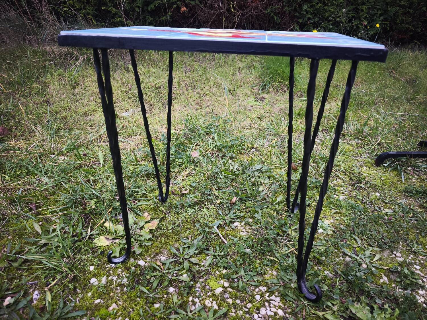 Table basse vintage en fer forgé et carreaux Procéram, motif oiseau