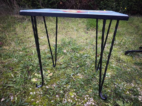 Table basse vintage en fer forgé et carreaux Procéram, motif oiseau