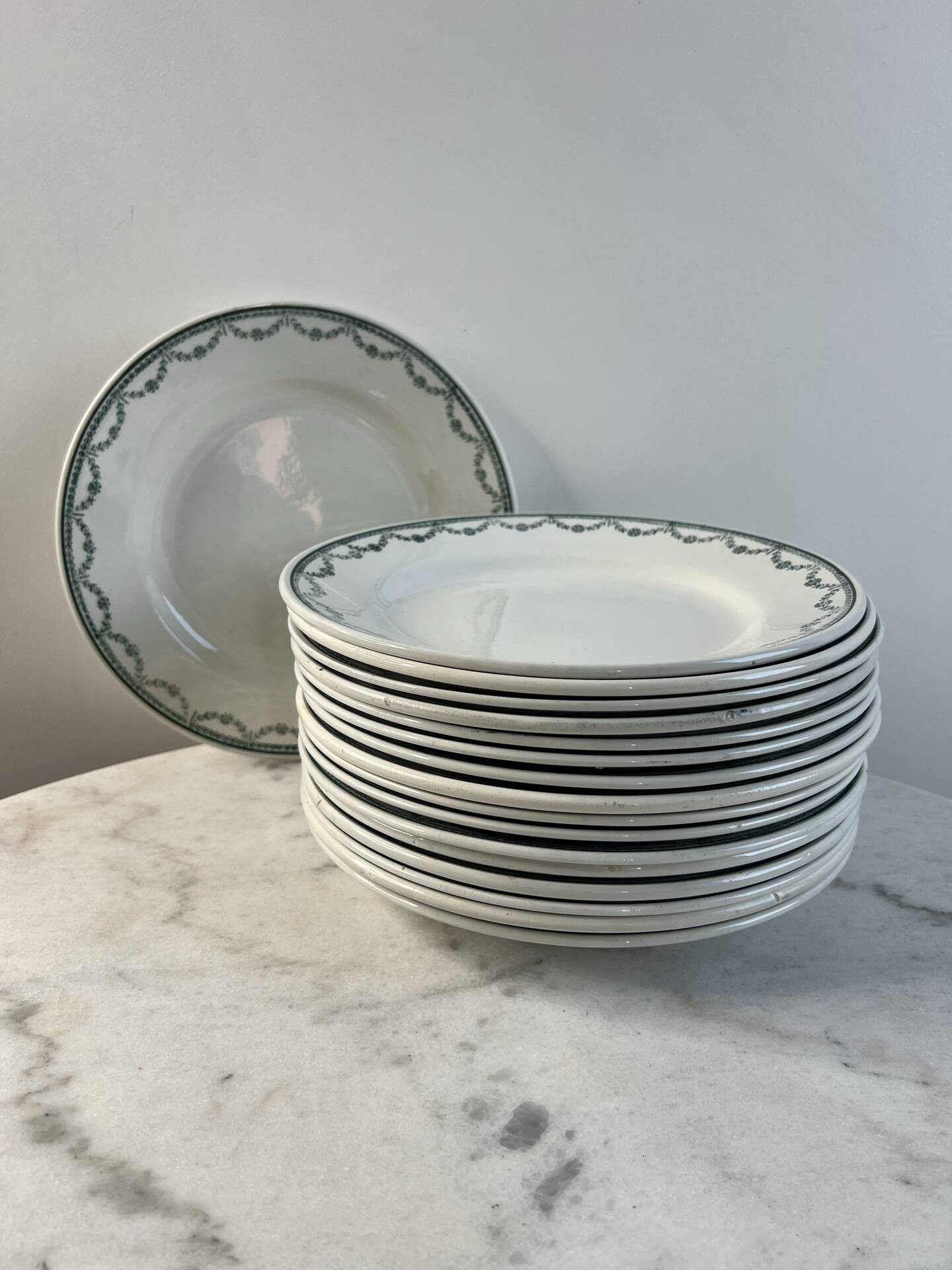 Set of 17 flat plates in Saint Amand earthenware, 22.5cm.