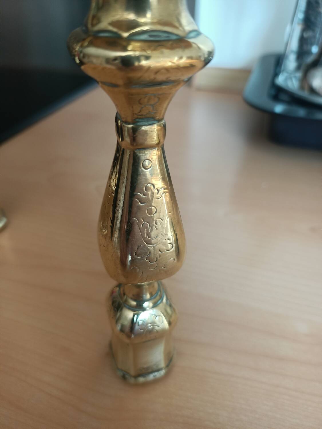 Bougeoirs ciselés en bronze doré