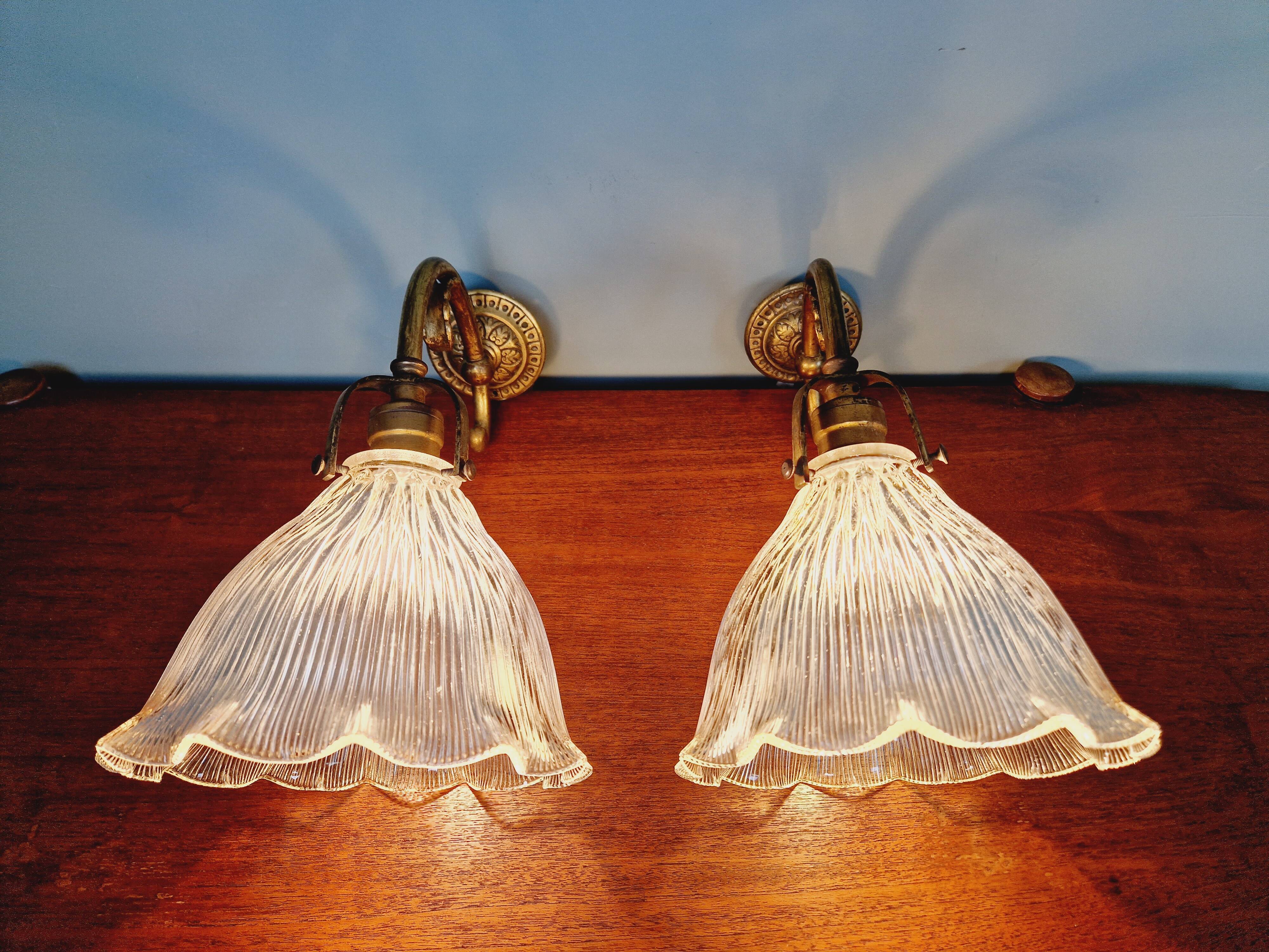 Paire d'appliques murales en bronze et verre rainuré Holophane