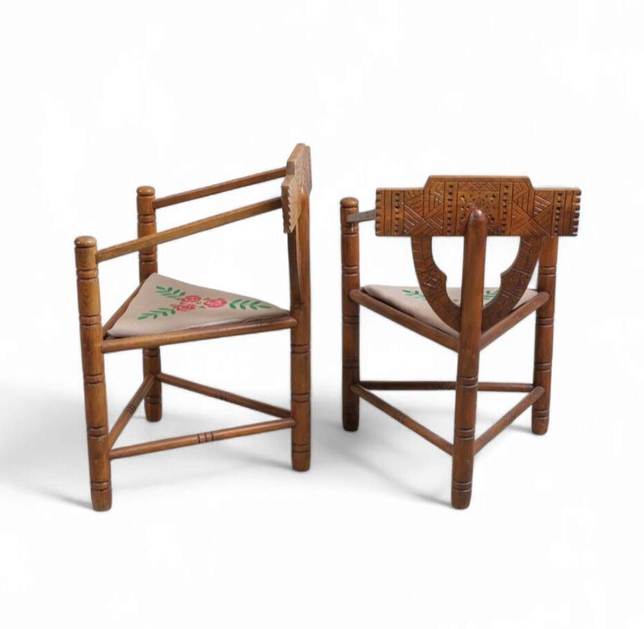 2 chaises de moine scandinaves / suédoises / sculptées avec dossier