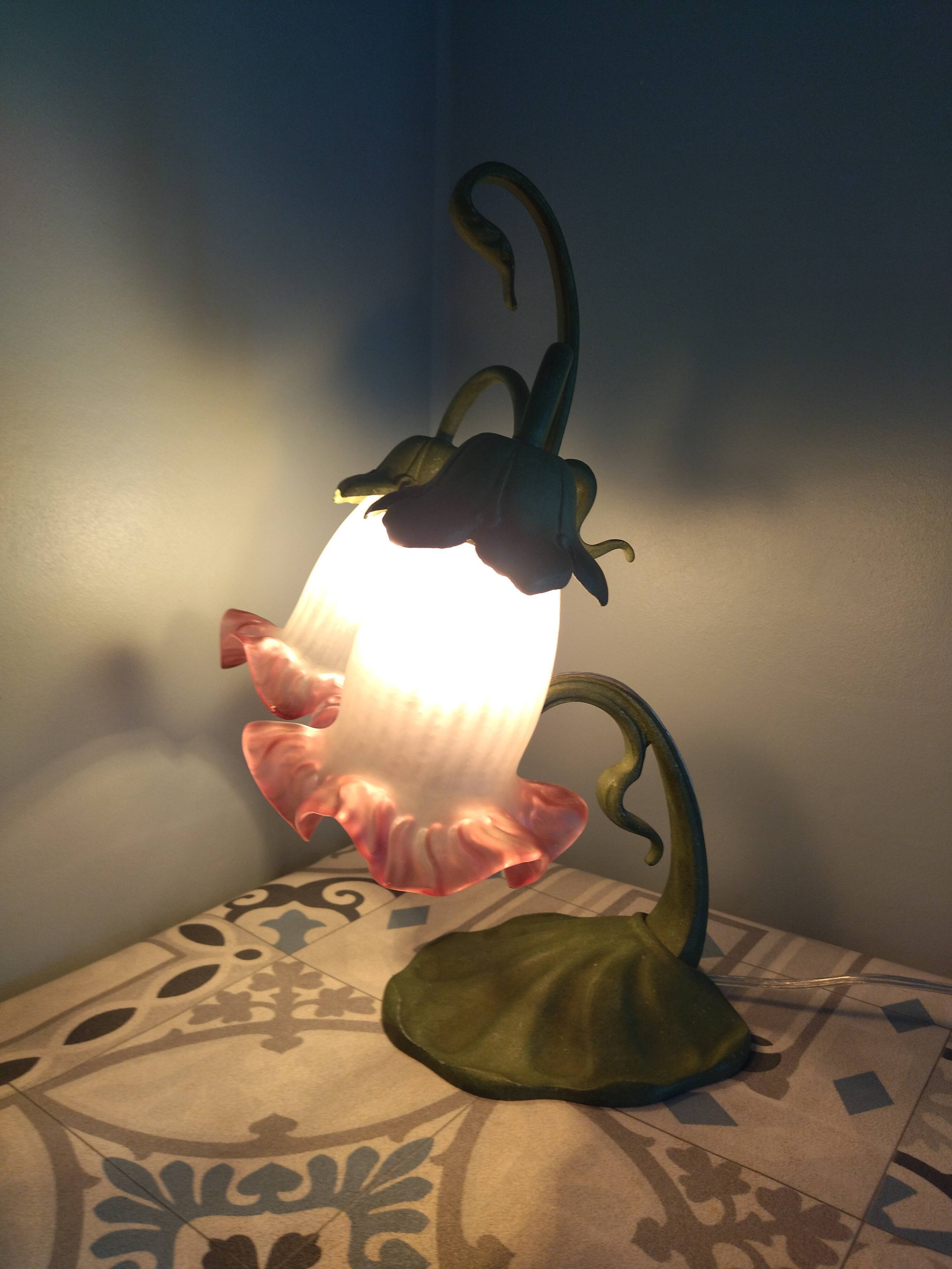 Lampe à poser en métal et tulipes en pâte de verre style art nouveau