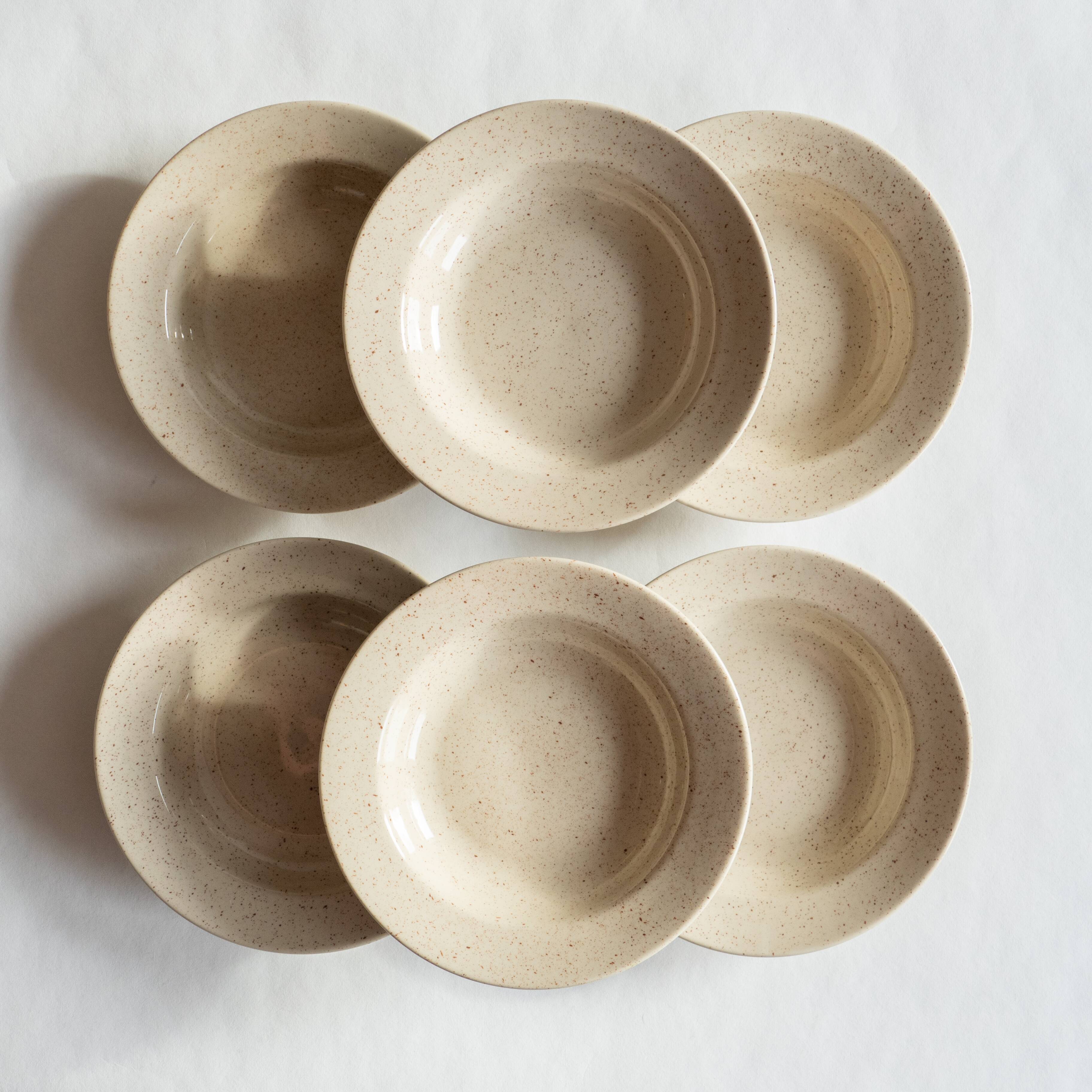 6 plates in speckled beige stoneware