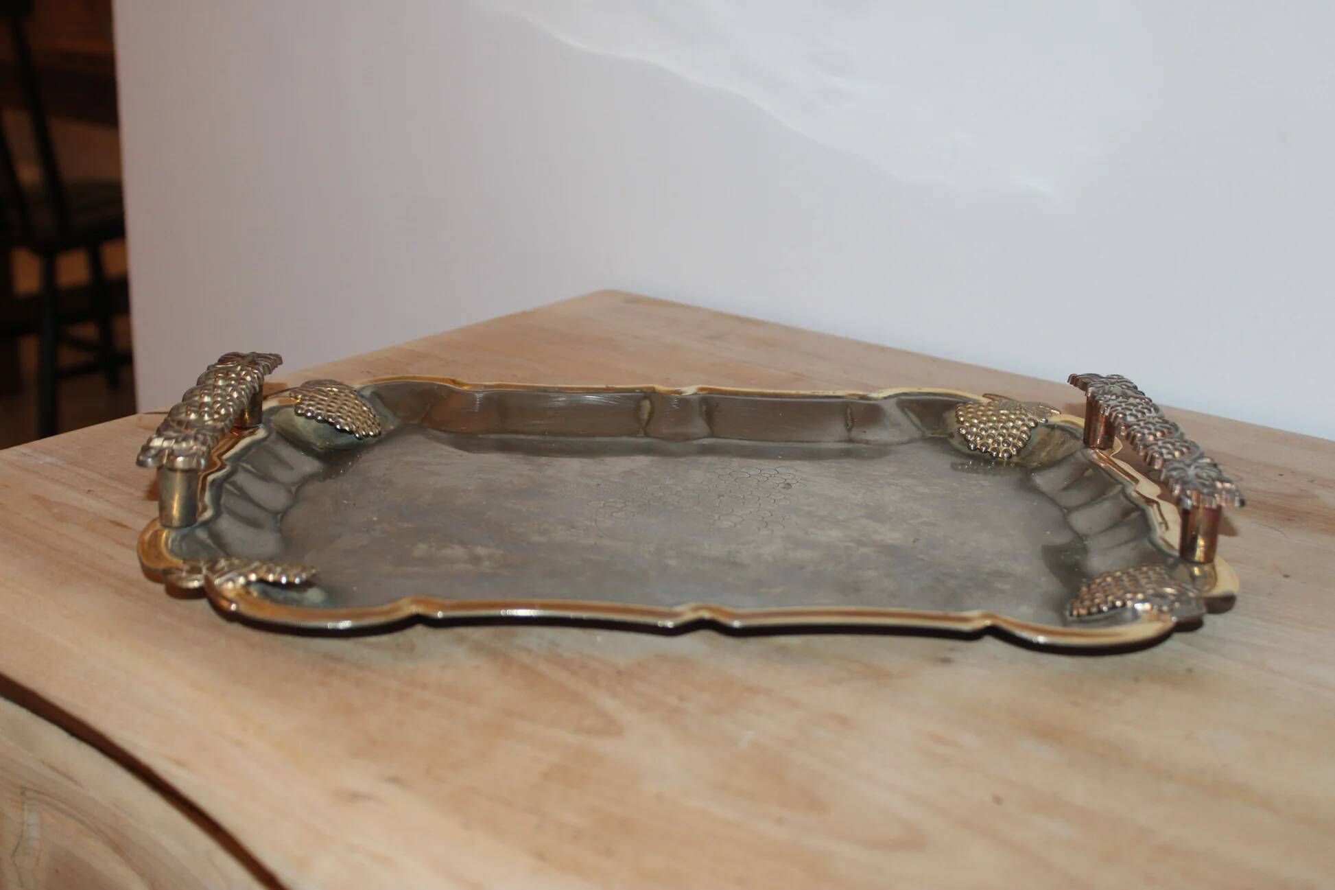 Vintage silver and gold metal serving tray – Grape cluster decoration – 36 cm