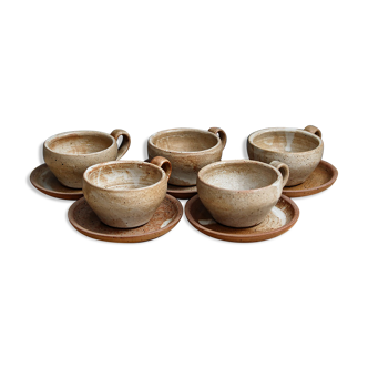 Série de 5 tasses et soucoupes en grés, travail artisanal