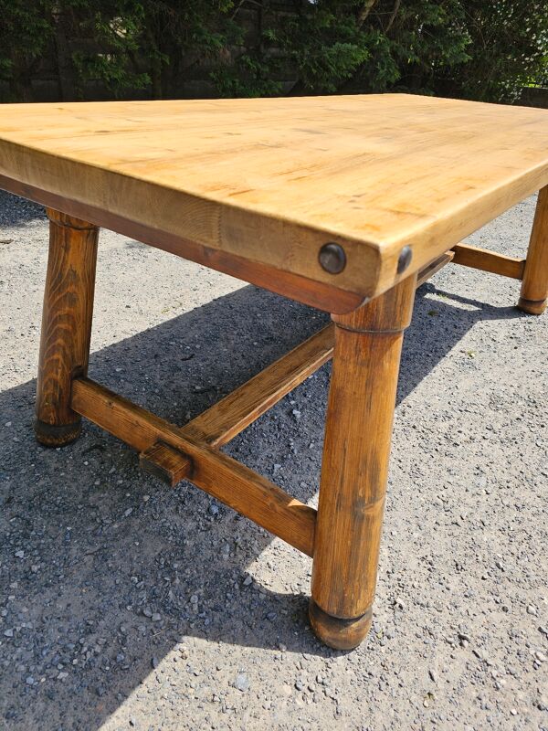 Table brutaliste et banc