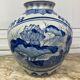 Vase chinois en porcelaine bleu blanc décoré de fleurs de lotus