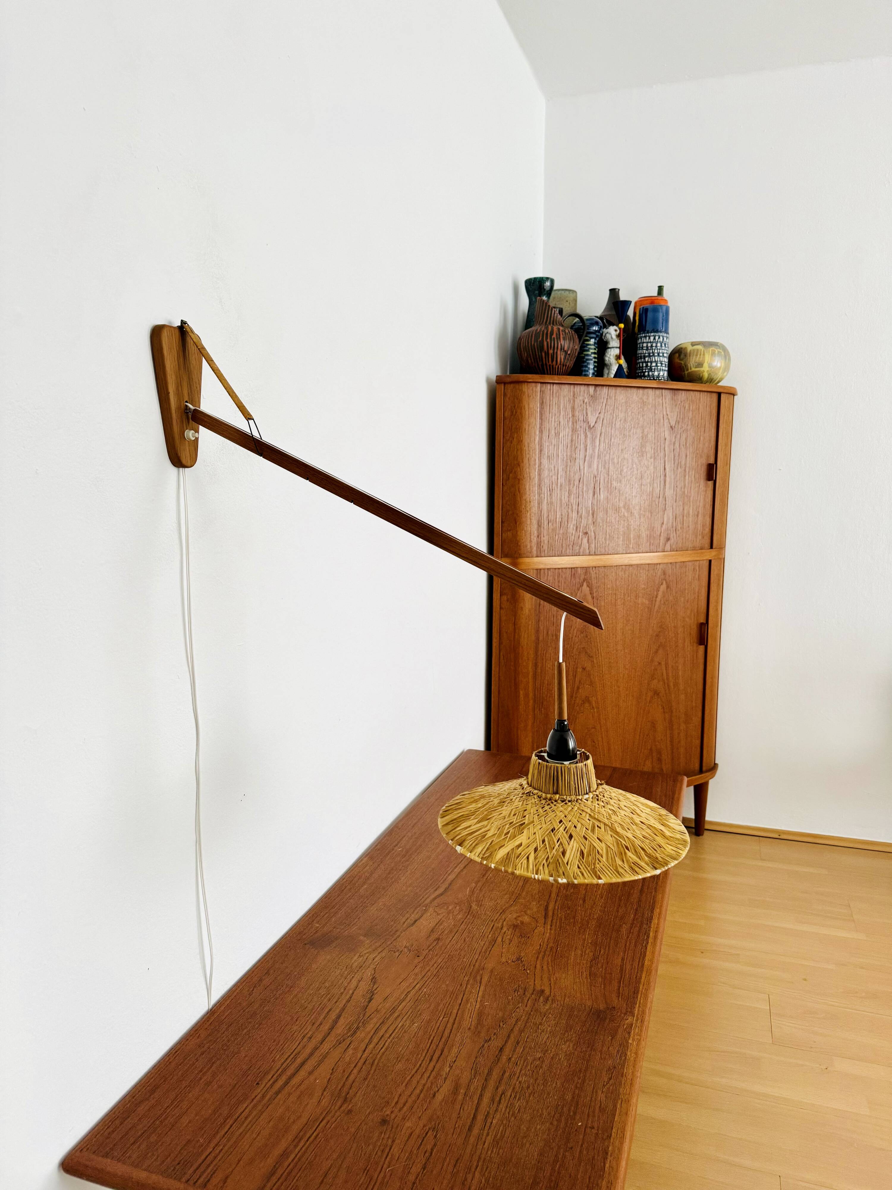 Lampe murale en teck et raffia ajustable