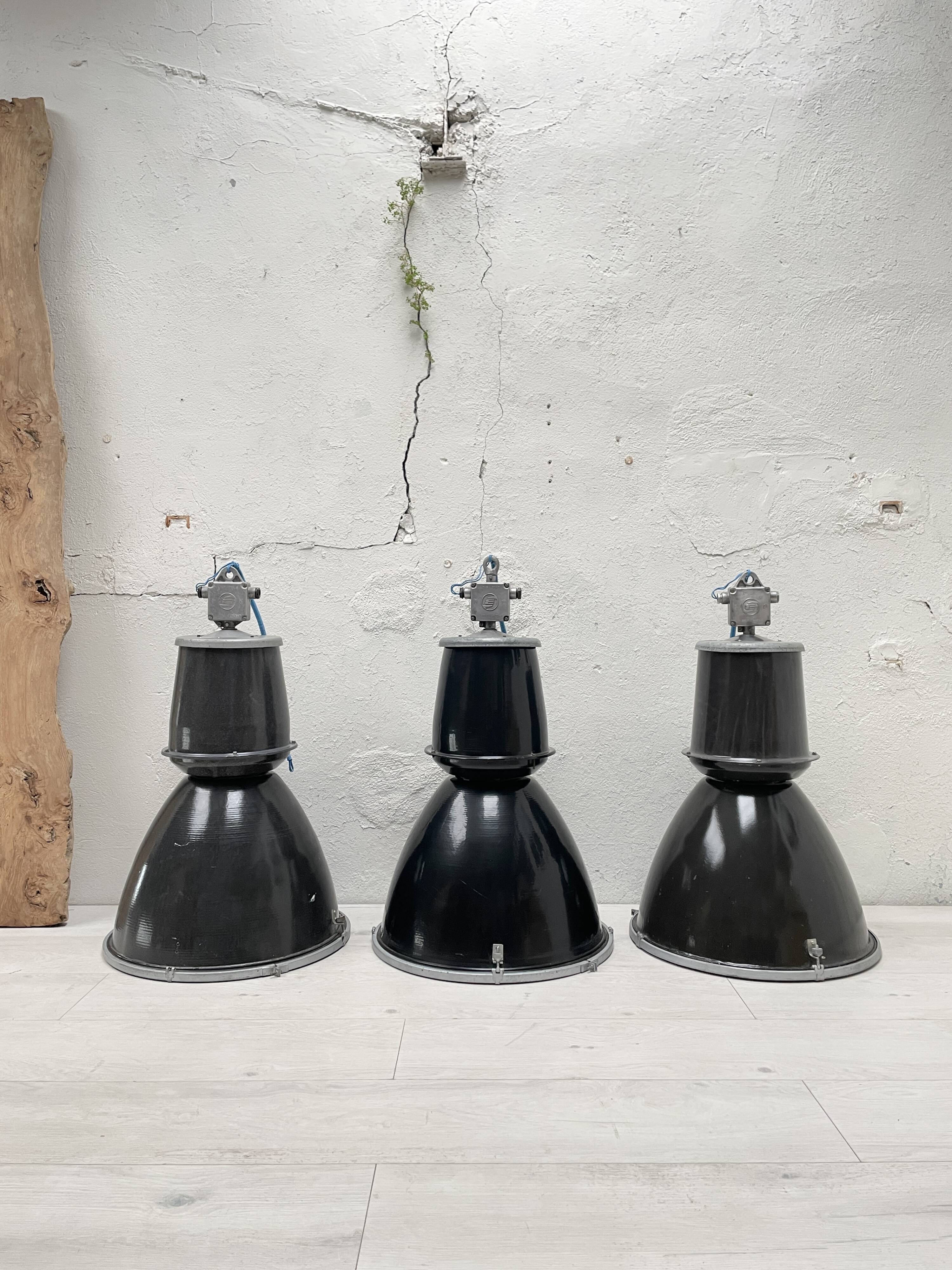 Suite de trois lampes industrielles.