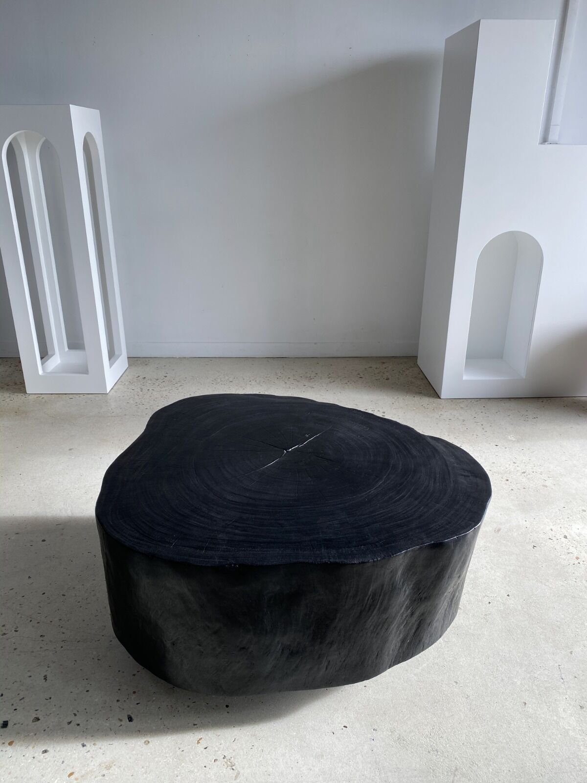 Table basse noire en bois massif