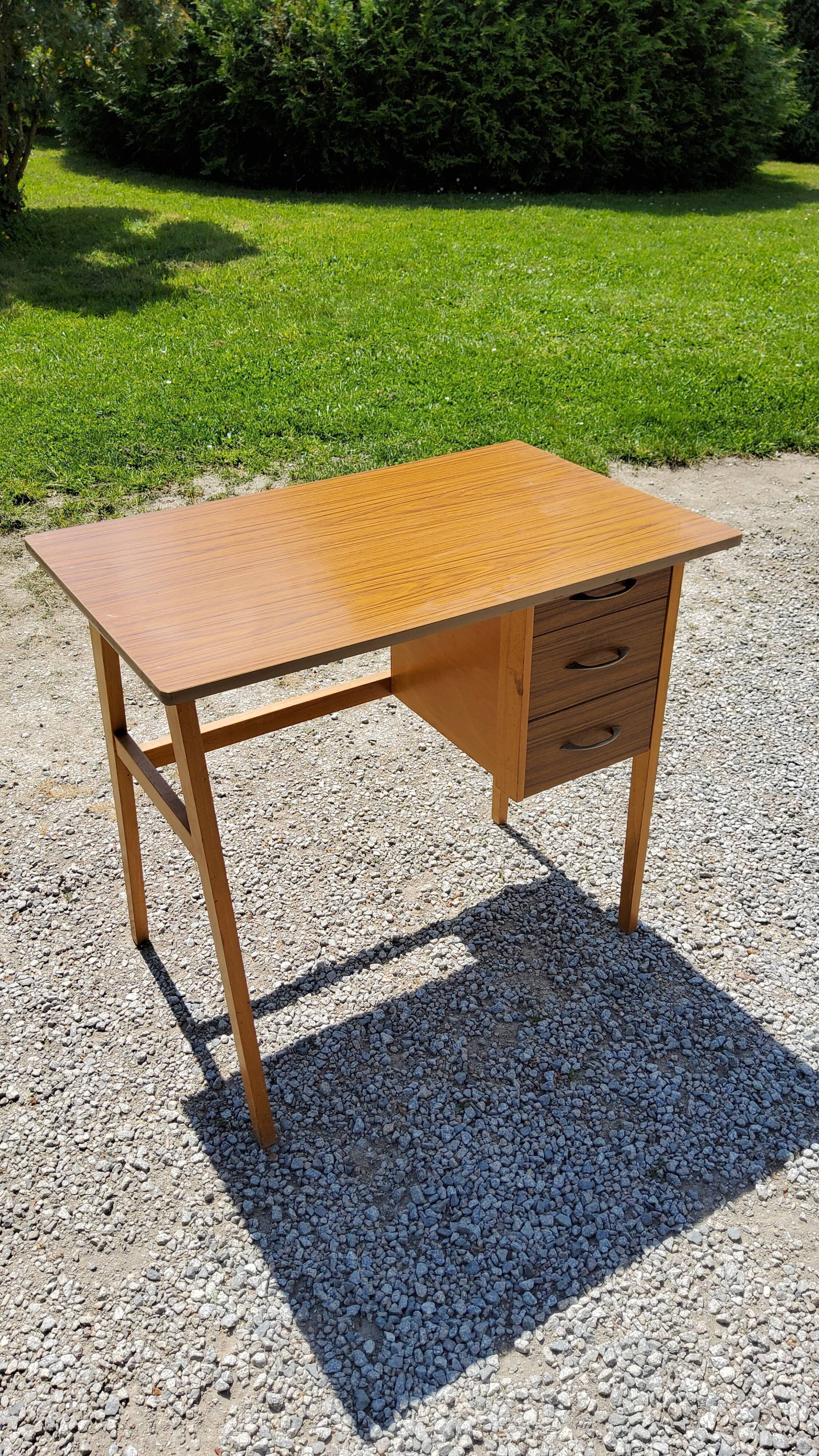 Office of the 50s in blond beech feet compass