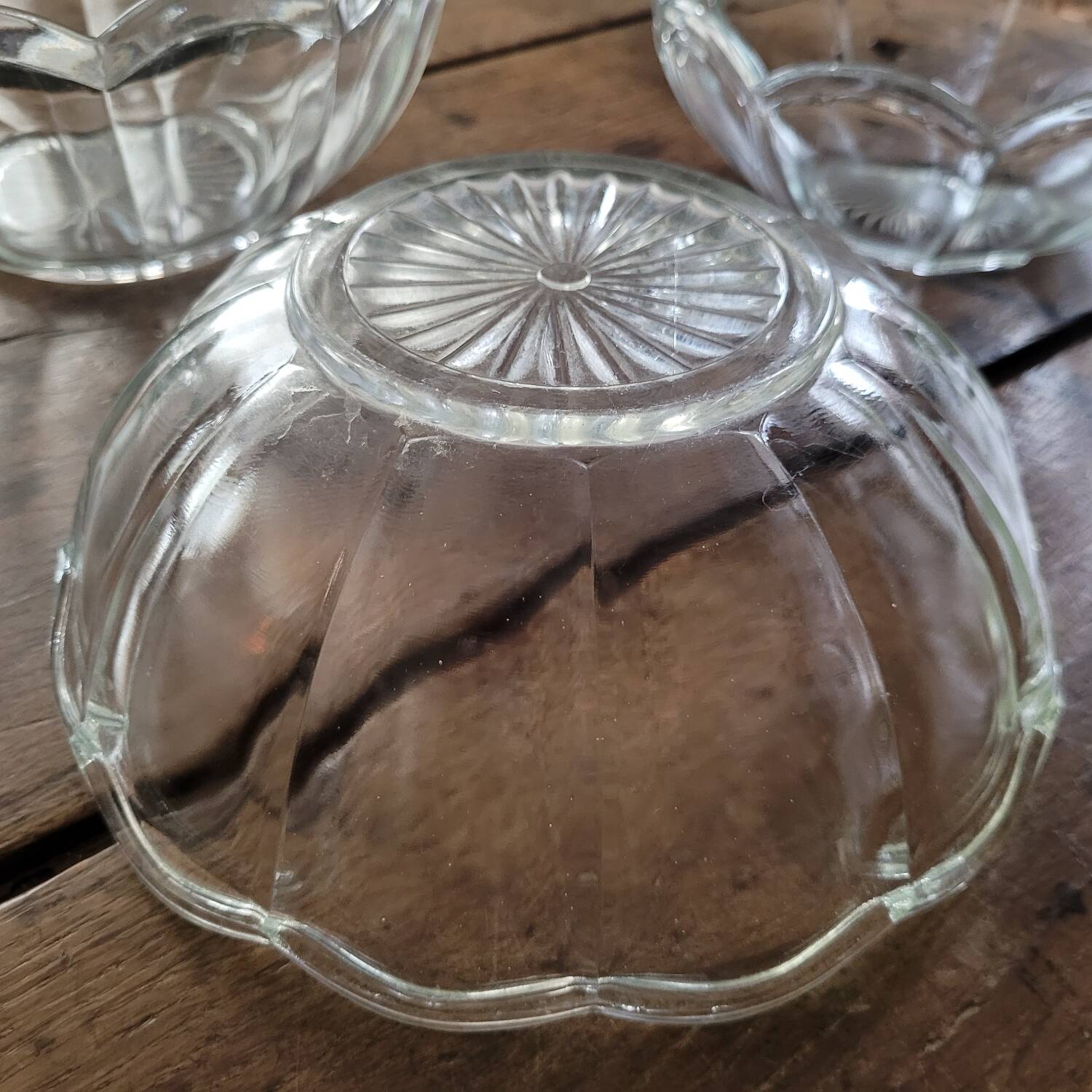 Trio of molded glass salad bowls – floral shape Ø 18/20/23 cm